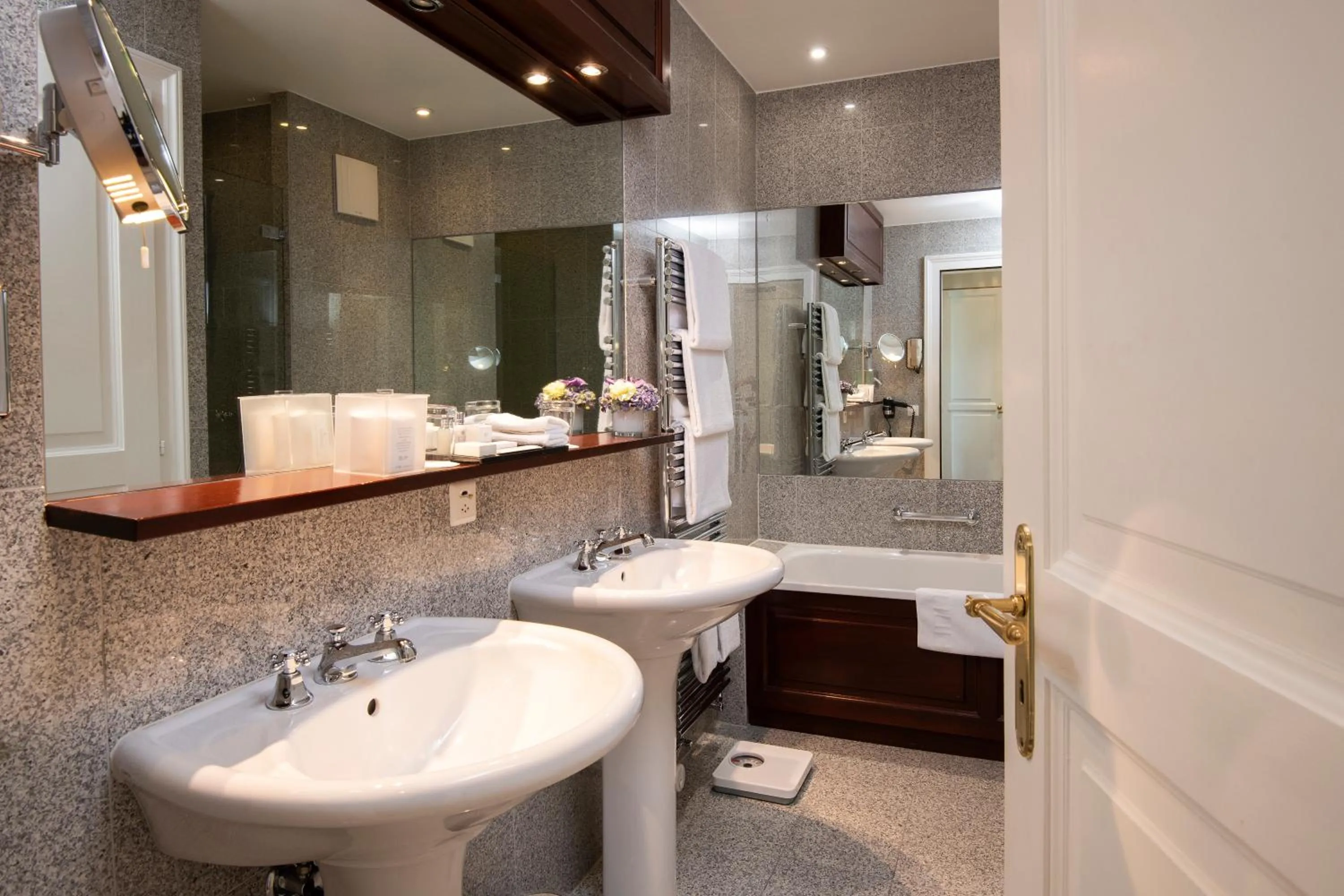 Bathroom in Hôtel Des Trois Couronnes & Spa - The Leading Hotels of the World