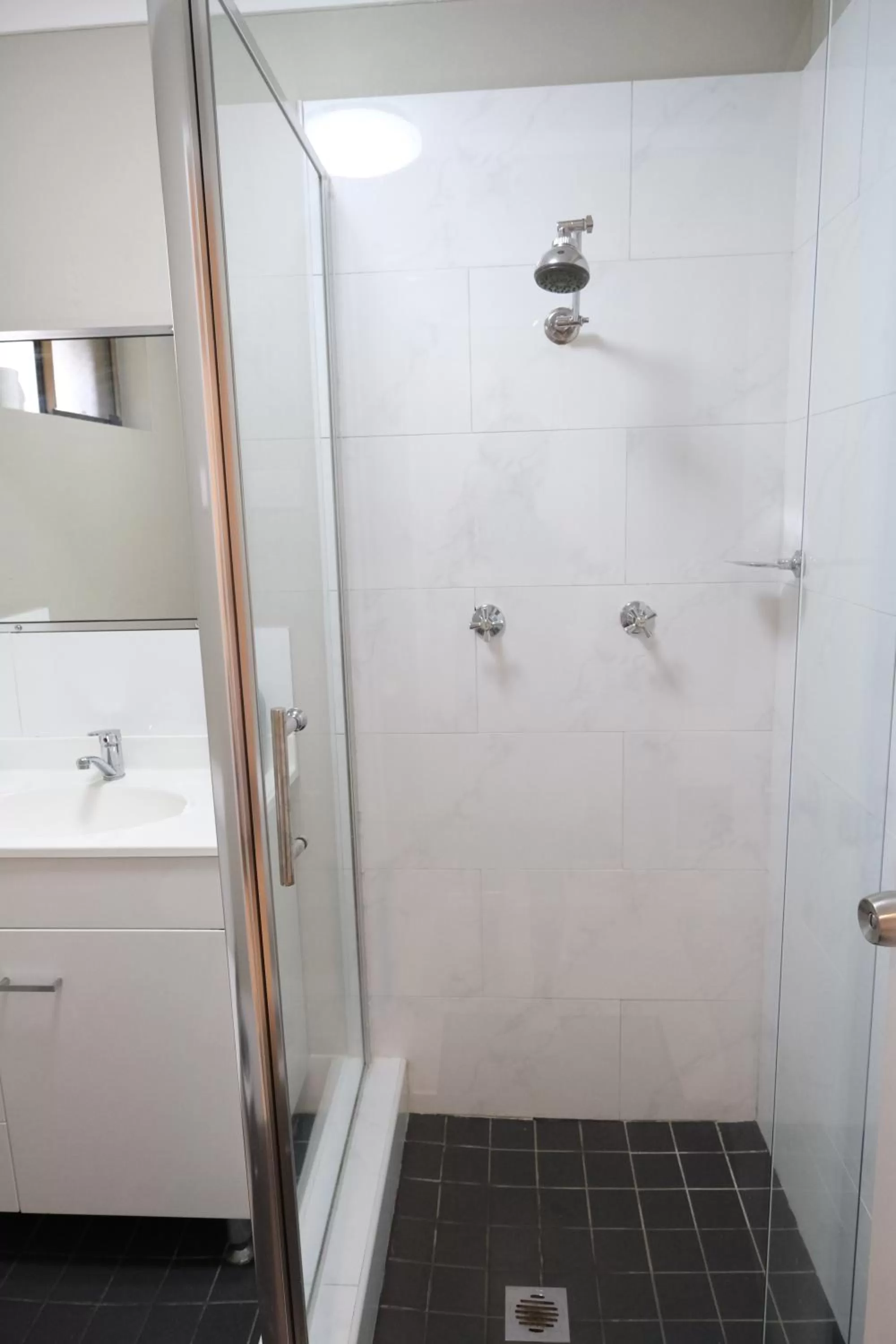 Shower in Sapphire Palms Motel