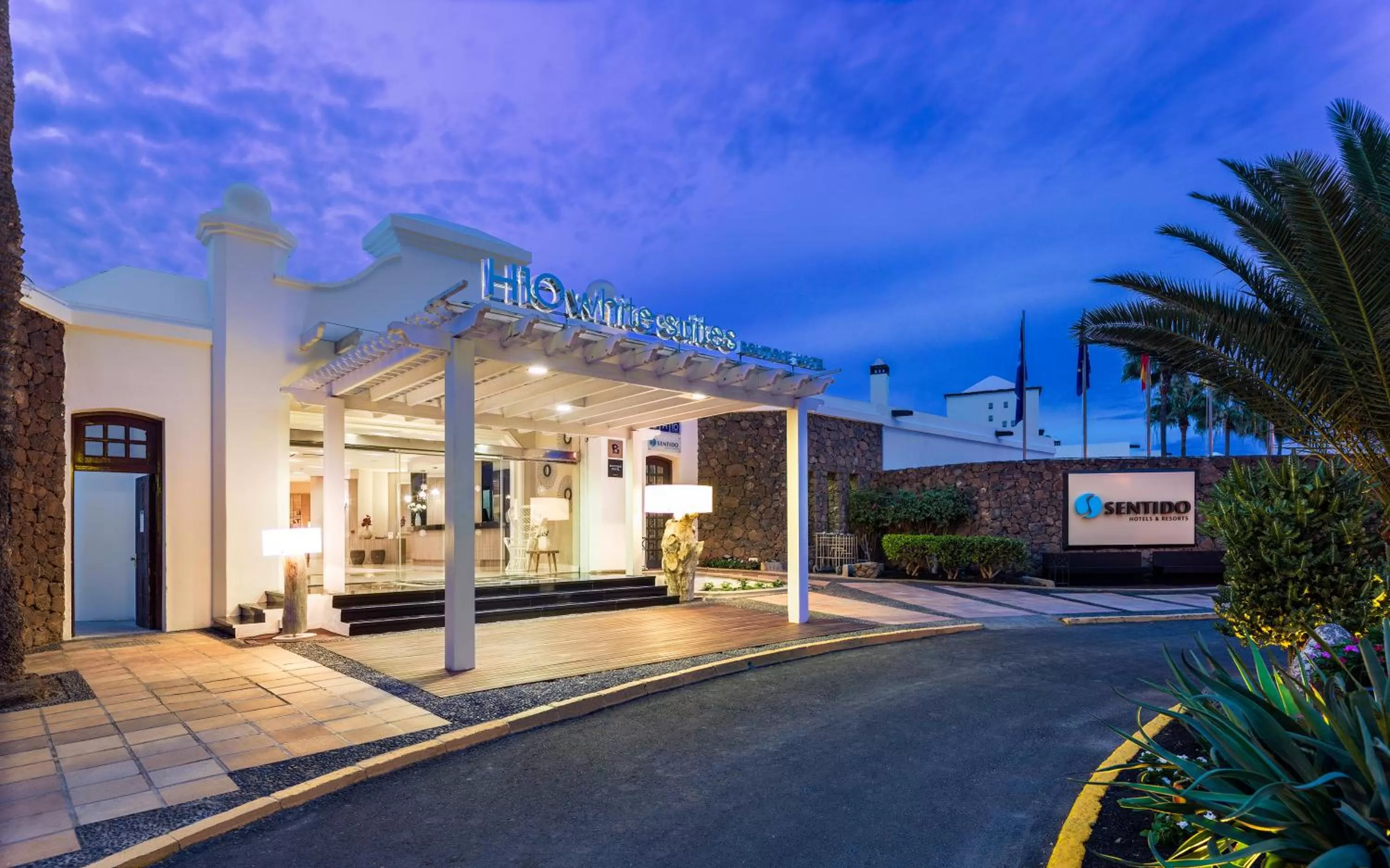 Facade/entrance in Boutique Hotel H10 White Suites - Adults Only