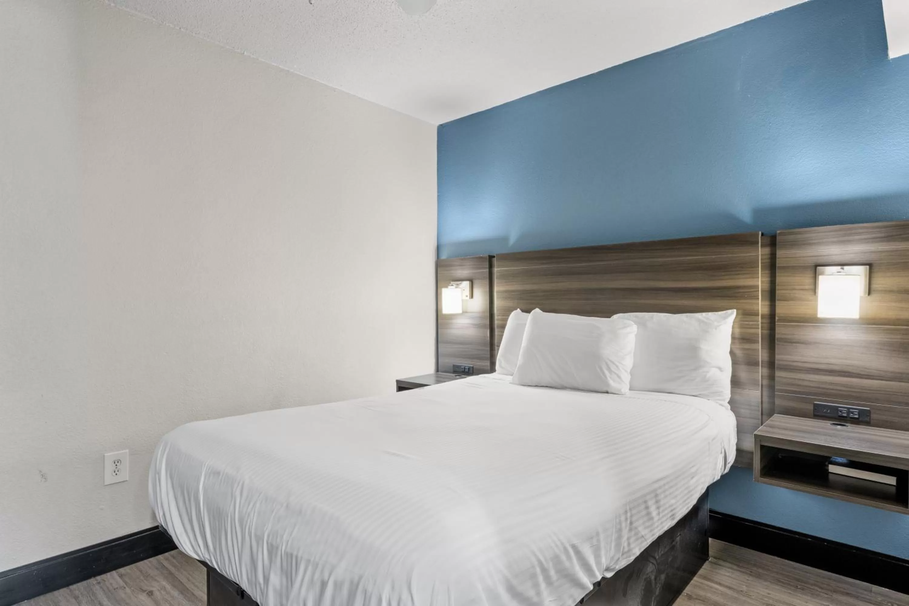 Bedroom, Bed in SureStay Hotel by Best Western Virginia Beach Royal Clipper