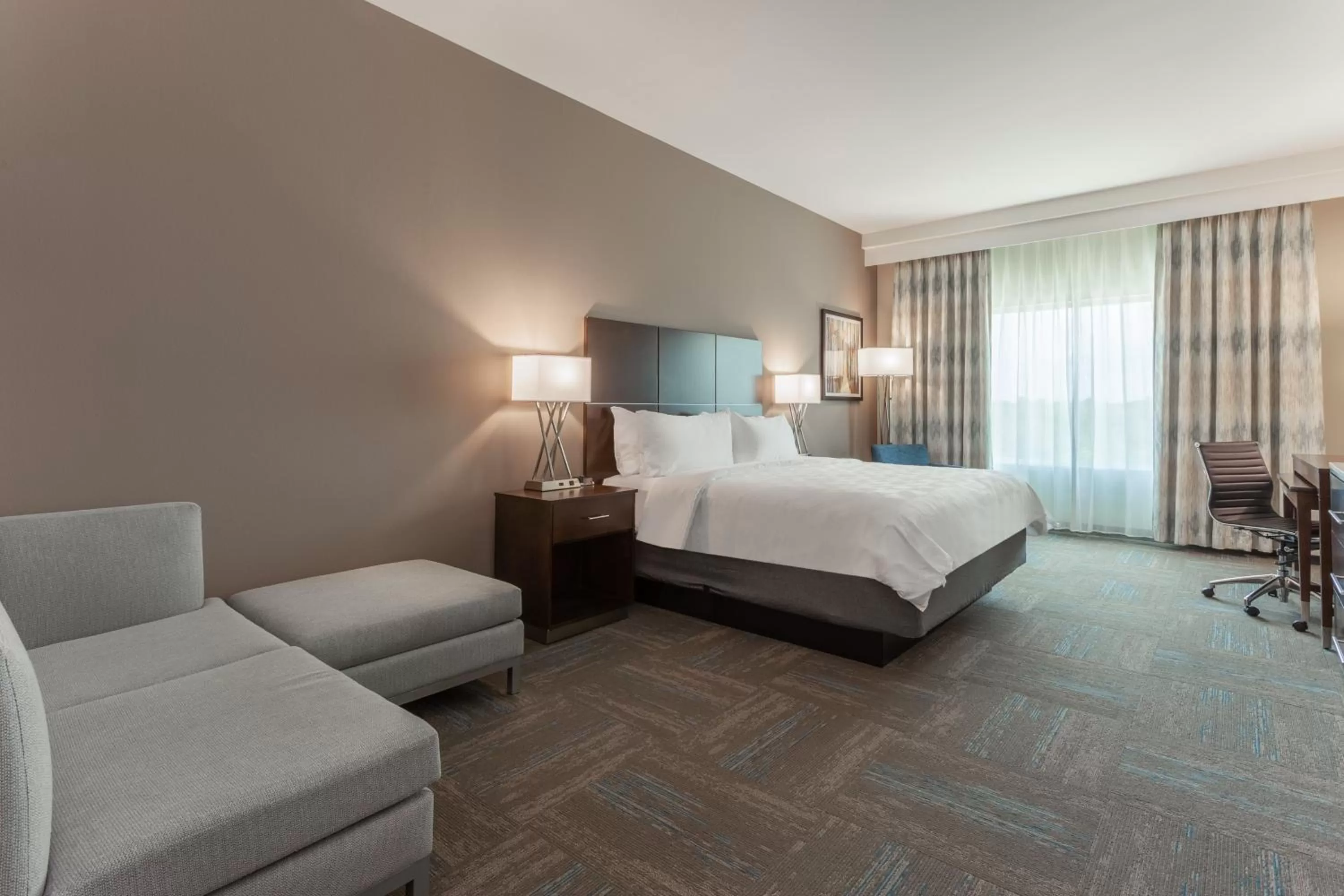 Photo of the whole room, Bed in Holiday Inn & Suites - Jefferson City by IHG