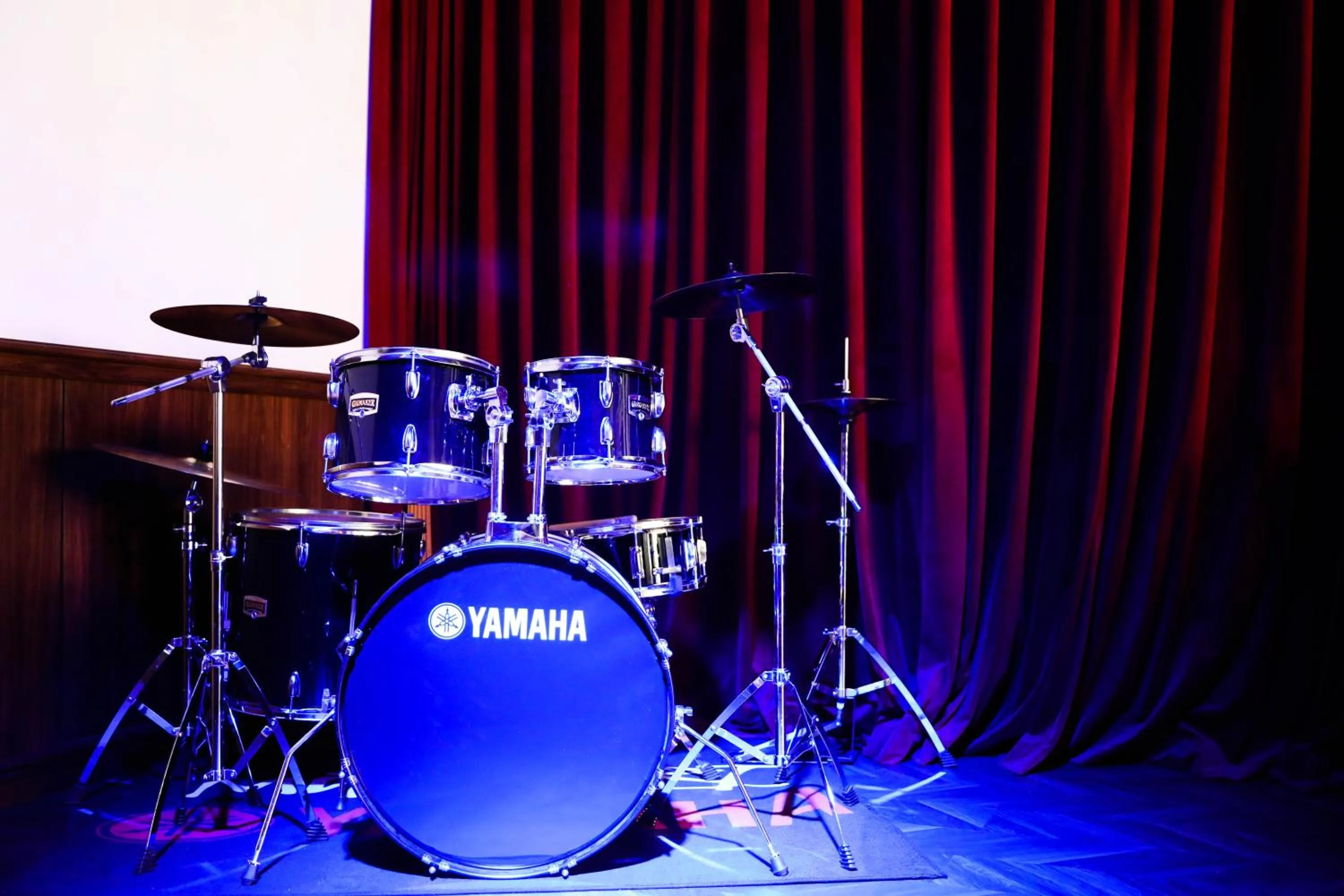 Lounge or bar in SONDERIA Lazybones Hostel- Wenshu Temple Side, Chill Hostel with All-Day Brunch, Travel Agency in English & Local Bar Vibes