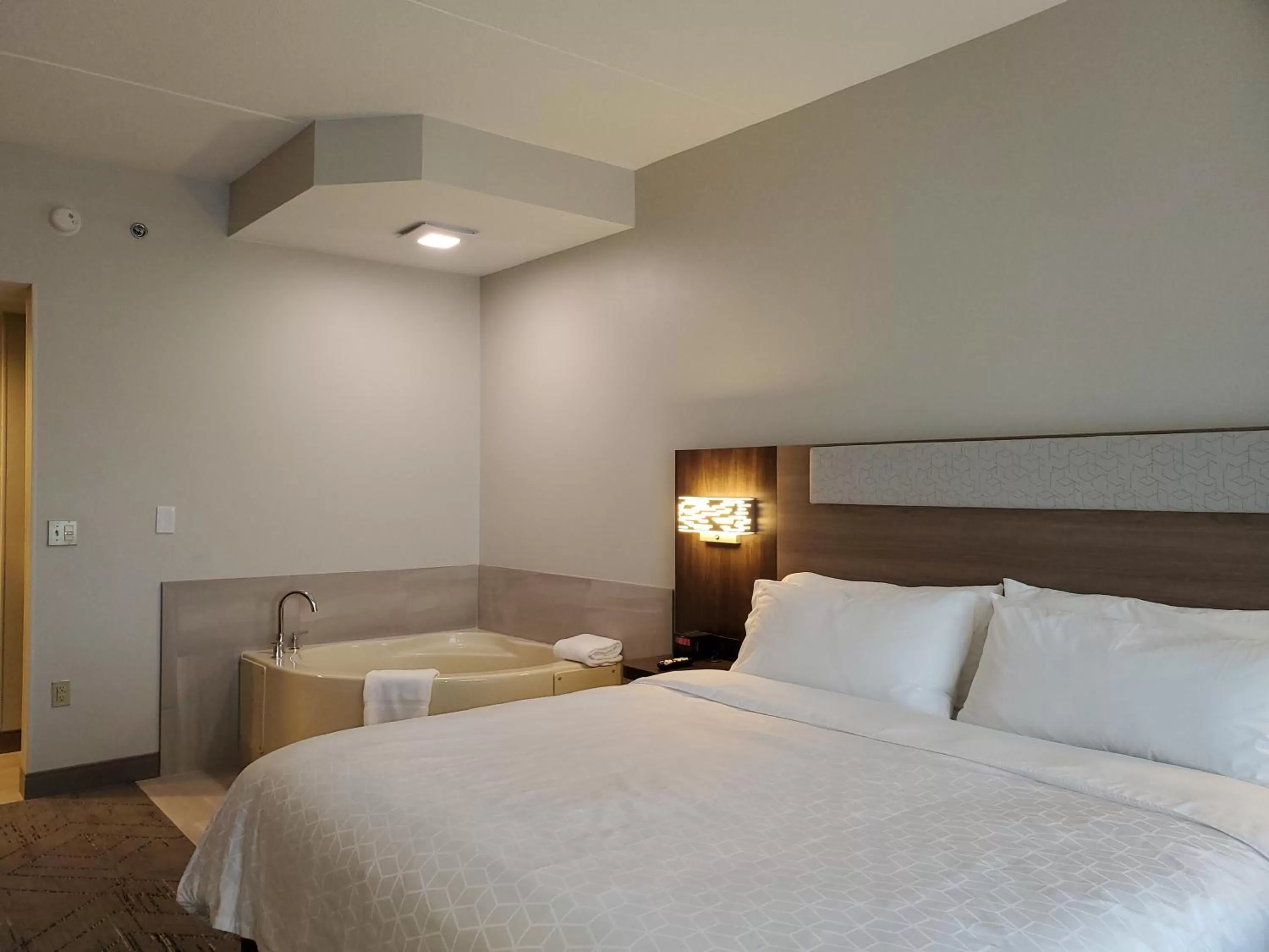 Photo of the whole room, Bed in Holiday Inn Express & Suites Donegal by IHG
