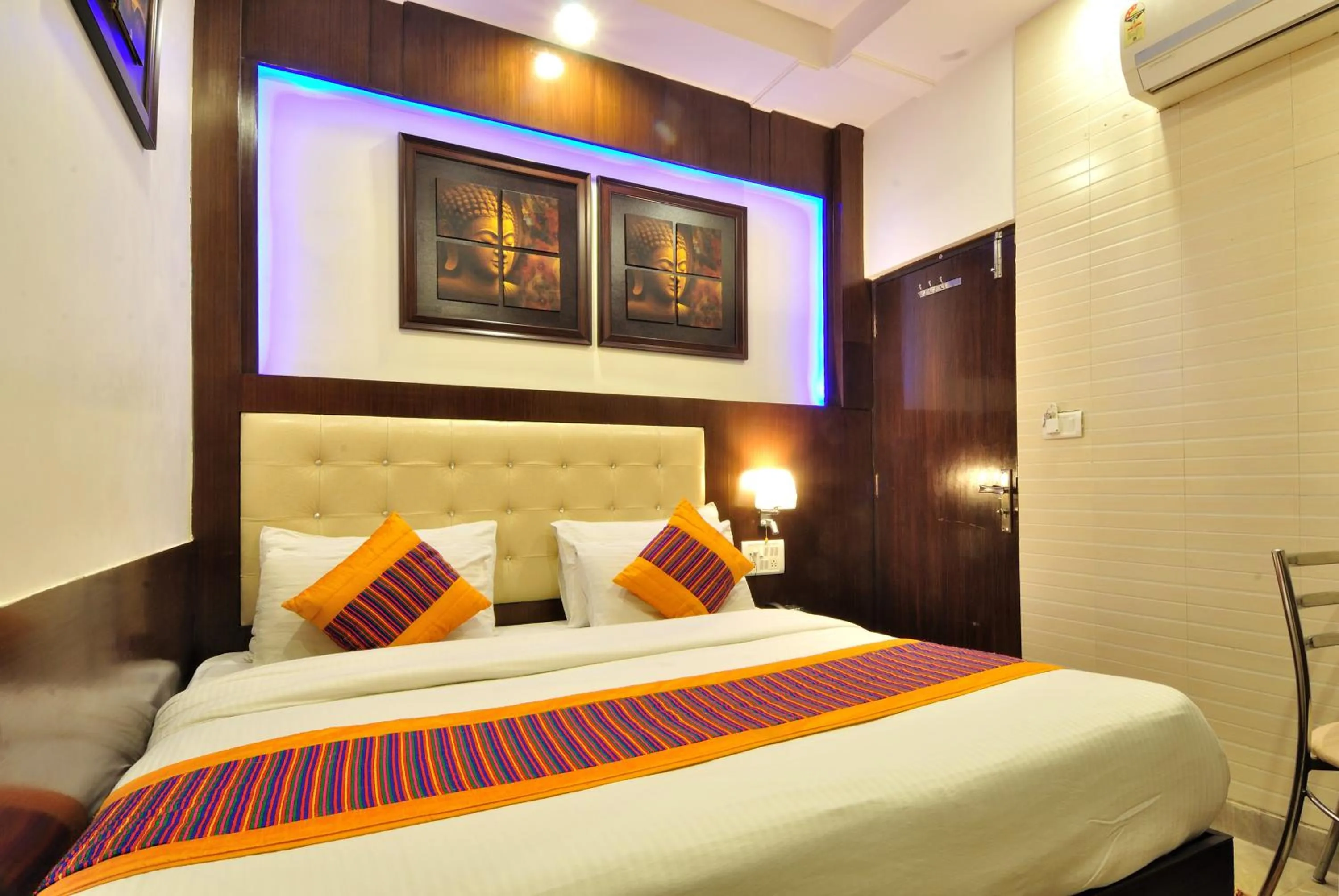 Bedroom, Bed in Hotel Nirmal Mahal - Paharganj - New Delhi