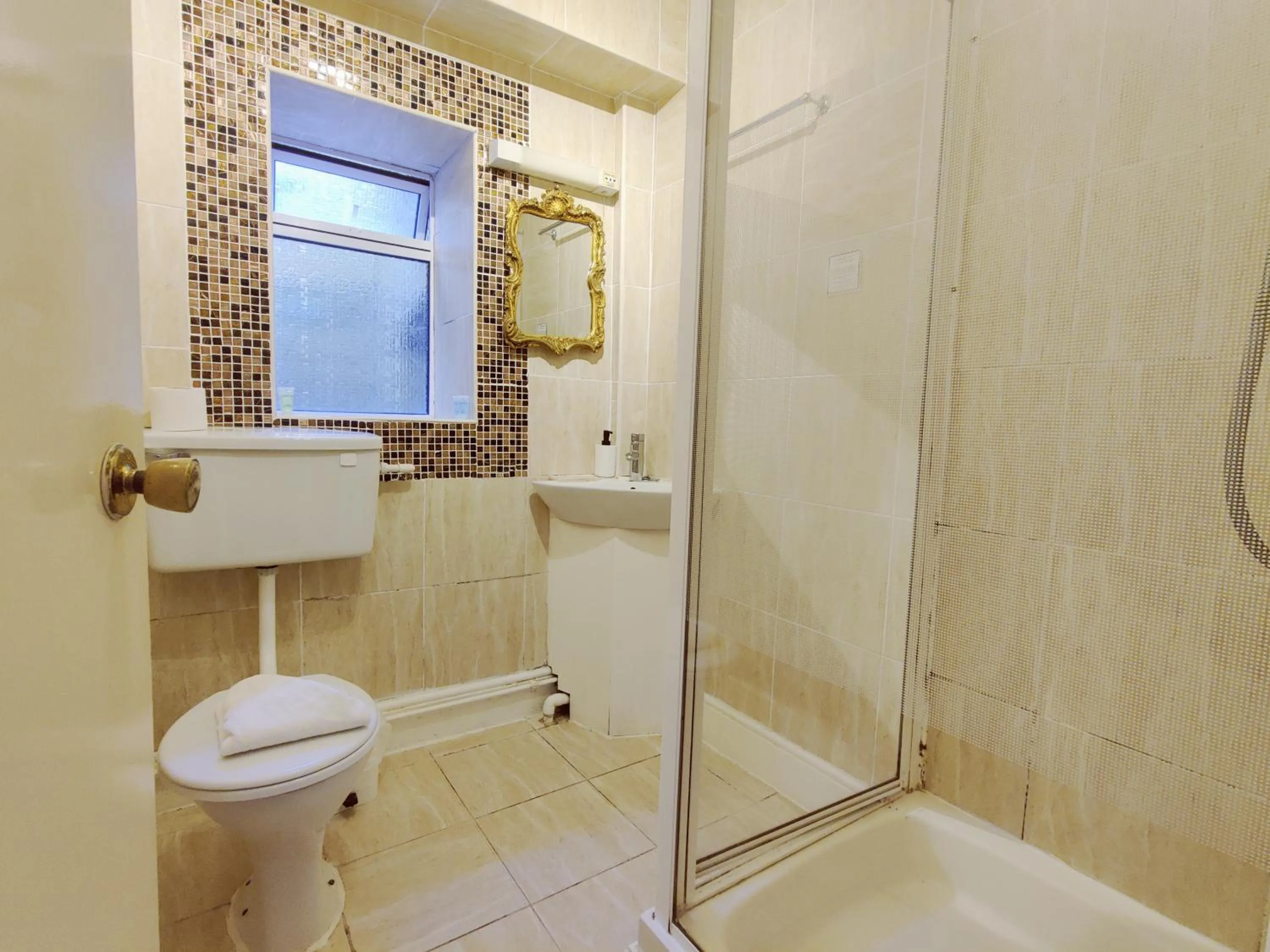 Bathroom in Wentworth House - Free Parking