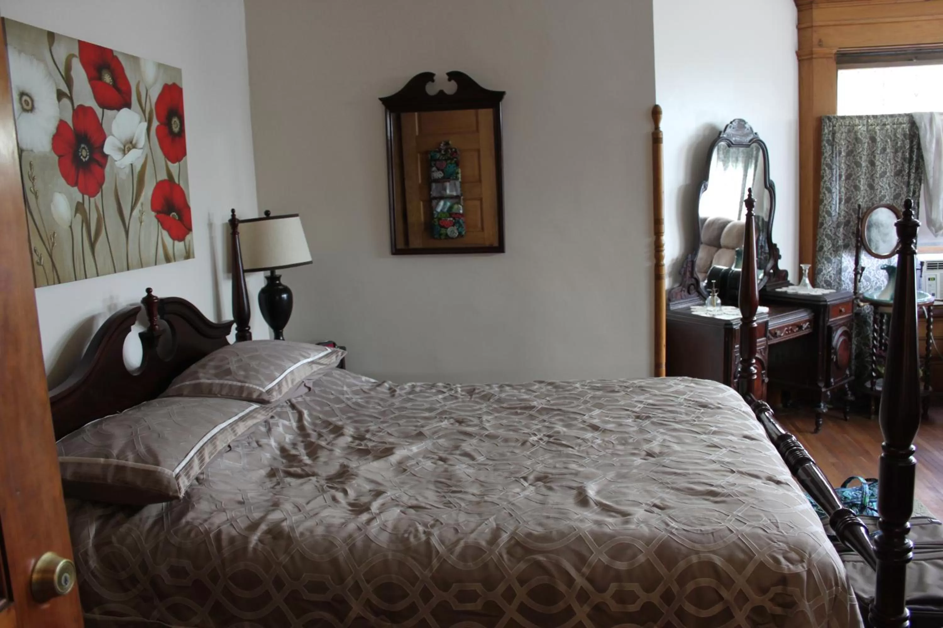 Bedroom, Bed in Victorian Charm Inn