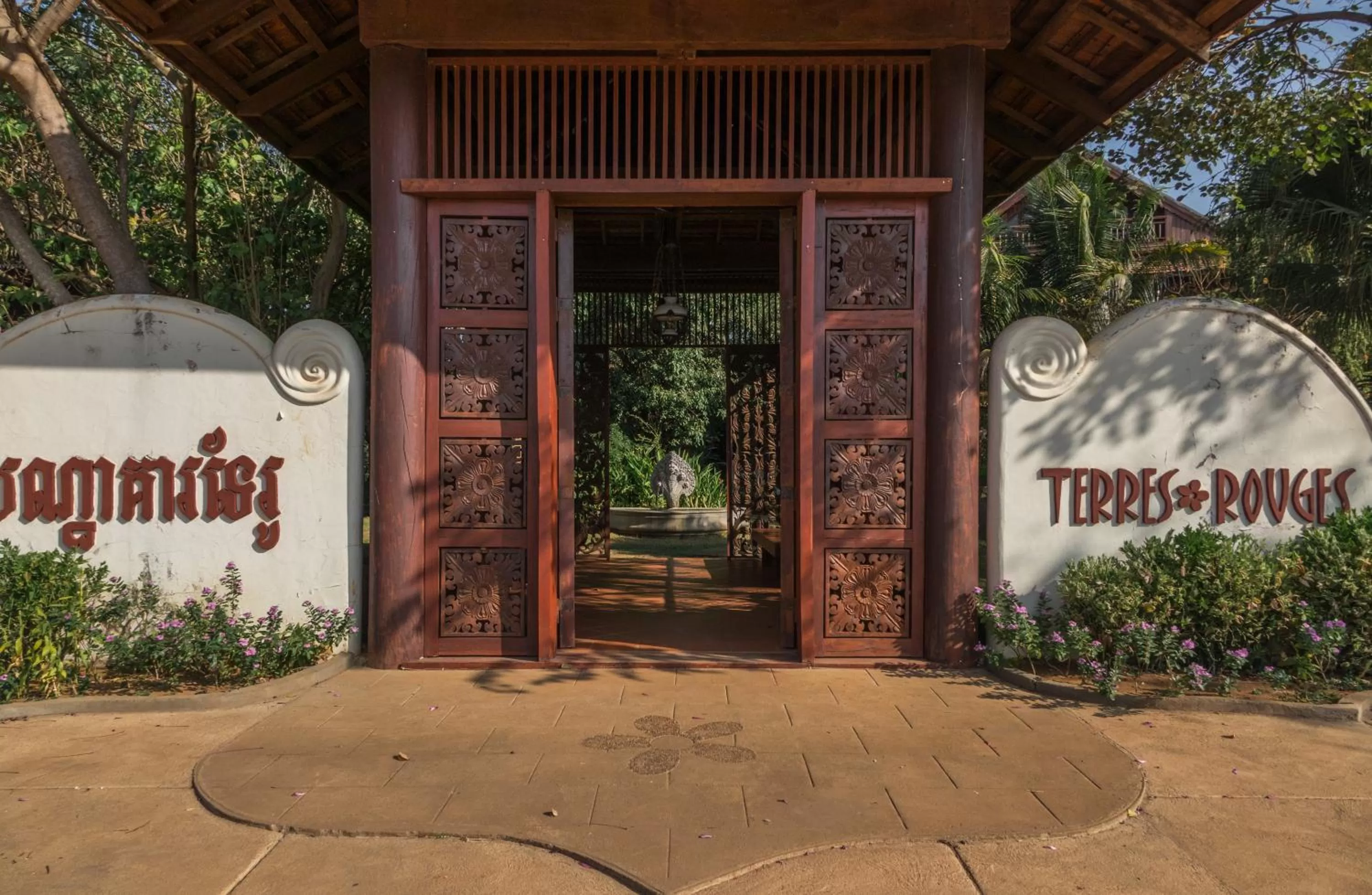 Facade/entrance in Terres Rouges Lodge
