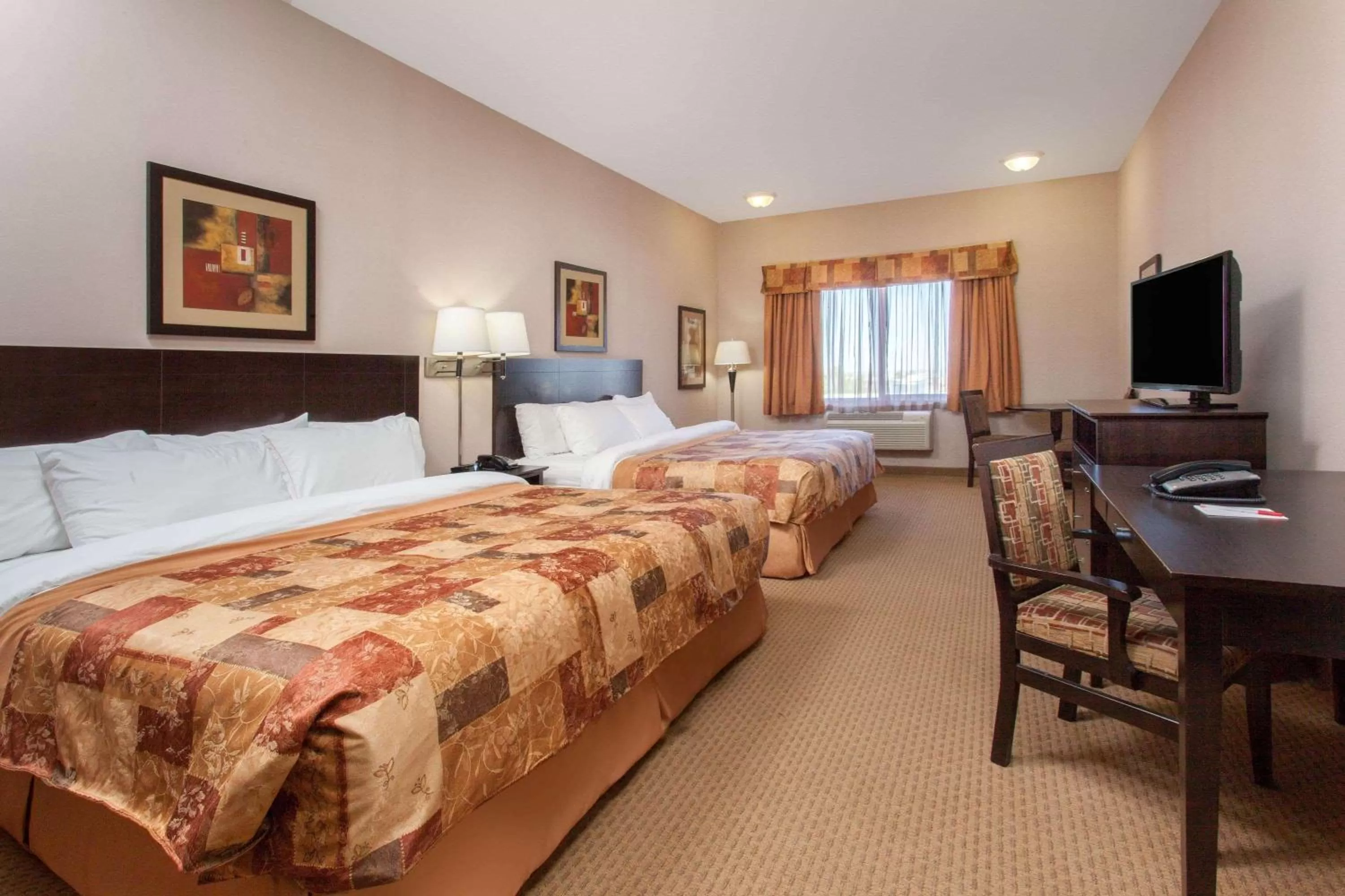 Photo of the whole room, Bed in Ramada by Wyndham Brooks