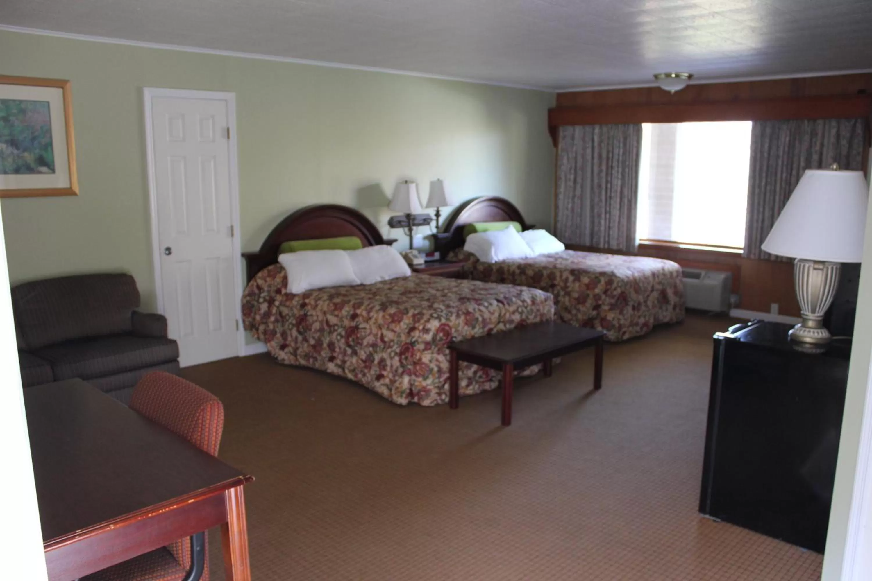 Photo of the whole room, Bed in Heidi's Inn