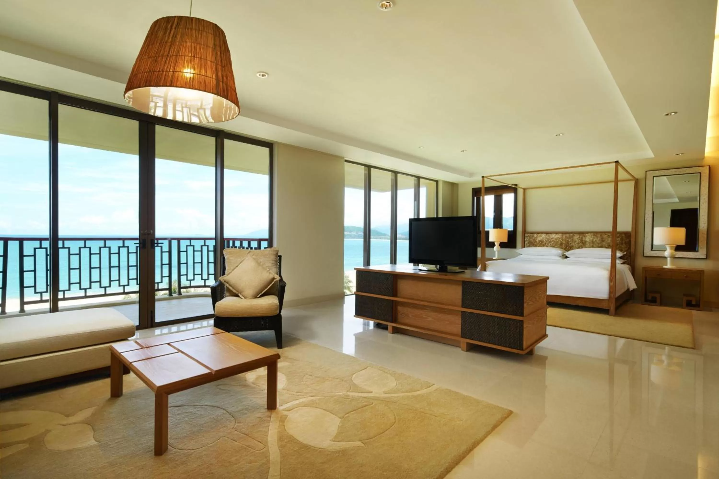Living room, Bed in Sheraton Shenzhou Peninsula Resort