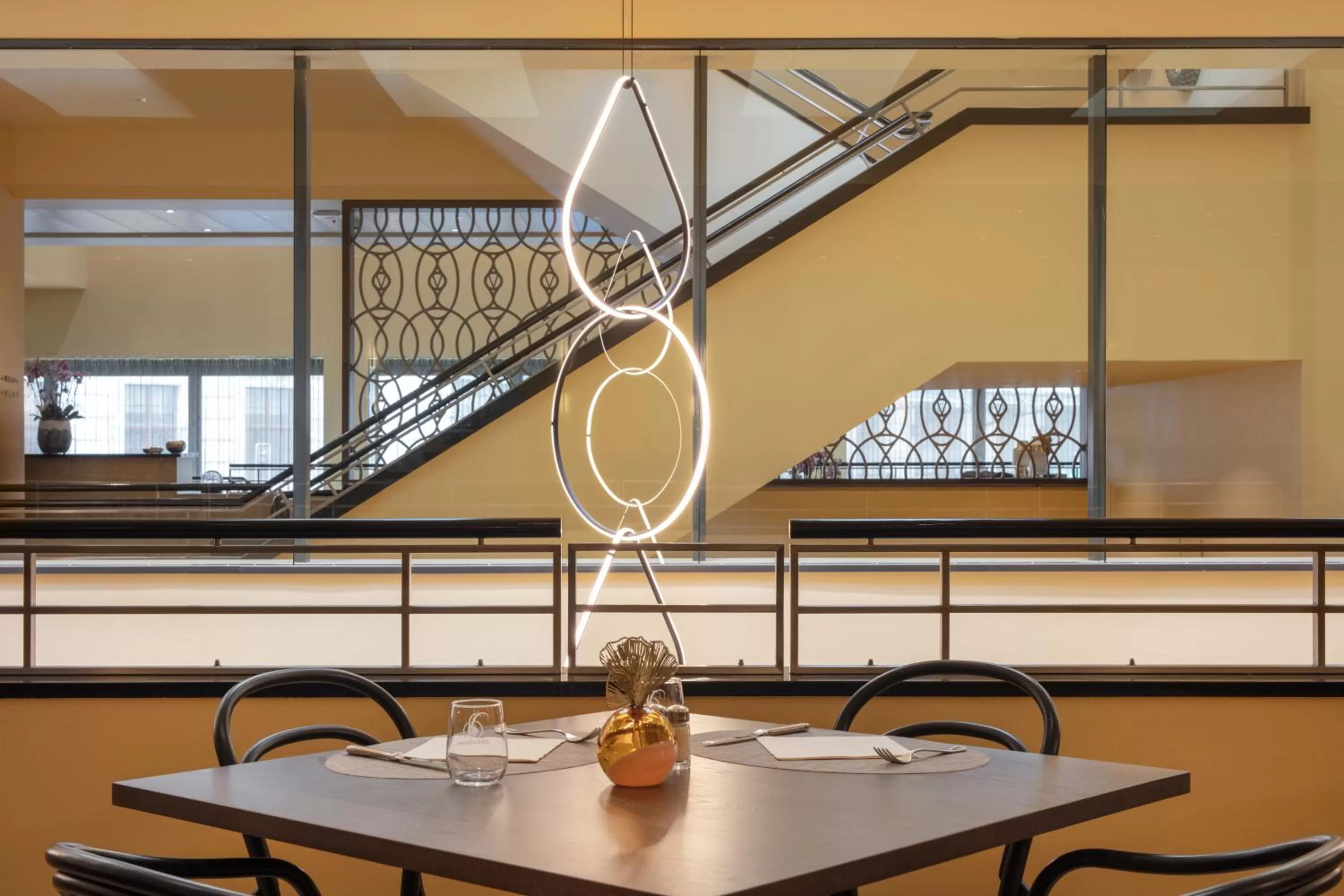 Restaurant/places to eat in Hotel Victoria