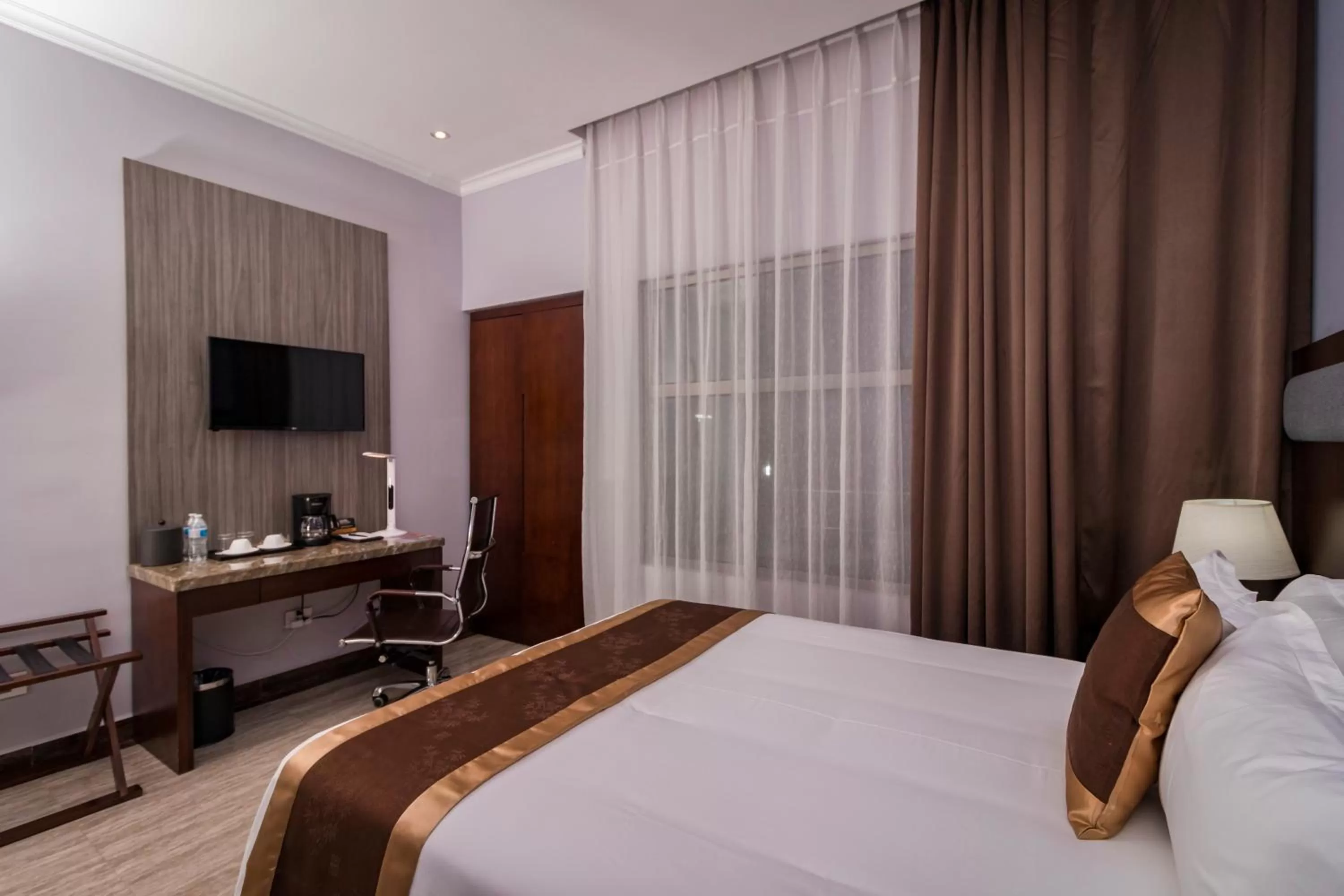 Bed in Hotel City Plaza & Suites