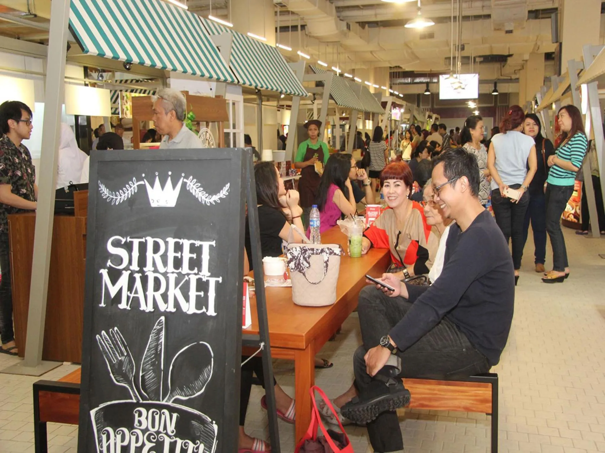 Restaurant/places to eat in All Sedayu Hotel Kelapa Gading