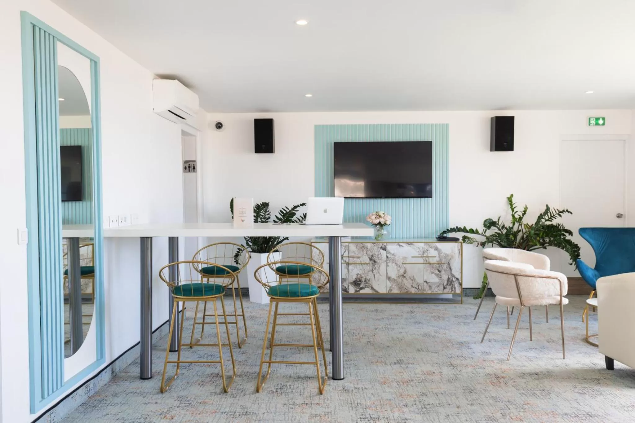 Lounge or bar in Best Western Hotel Mediterranee Menton