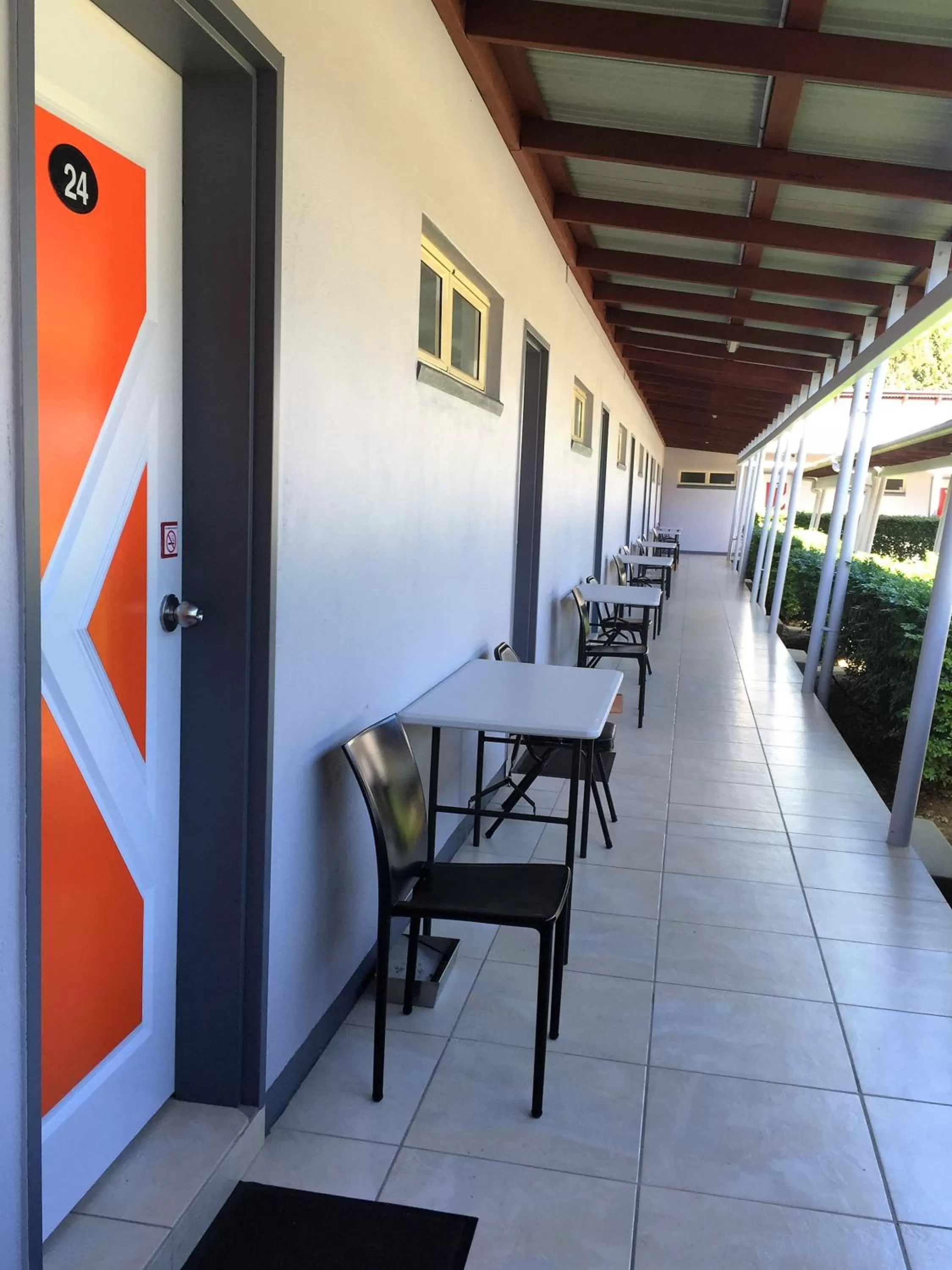 Facade/entrance in Red Bridge Motor Inn