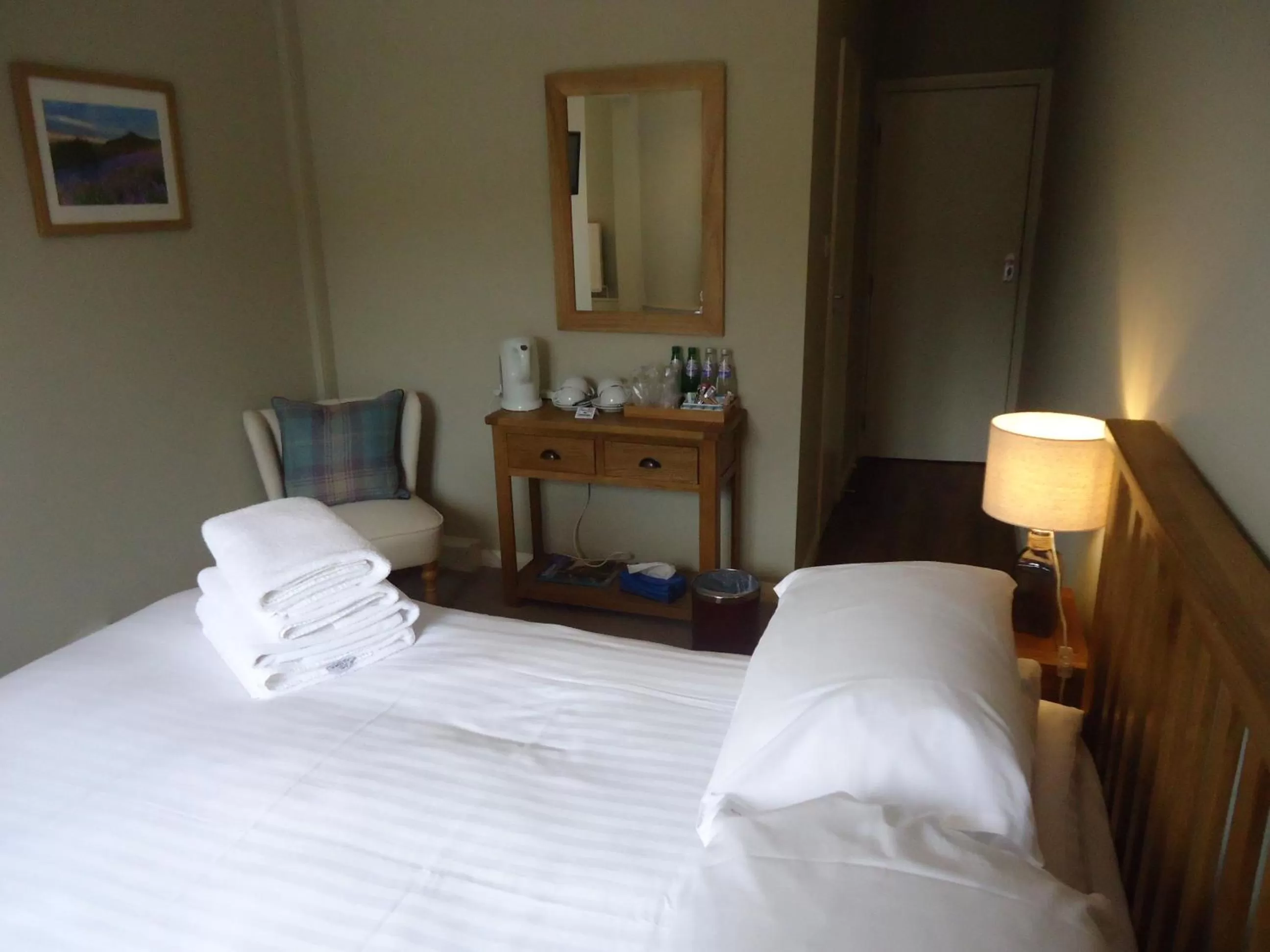 Photo of the whole room, Bed in Royal Oak Hotel