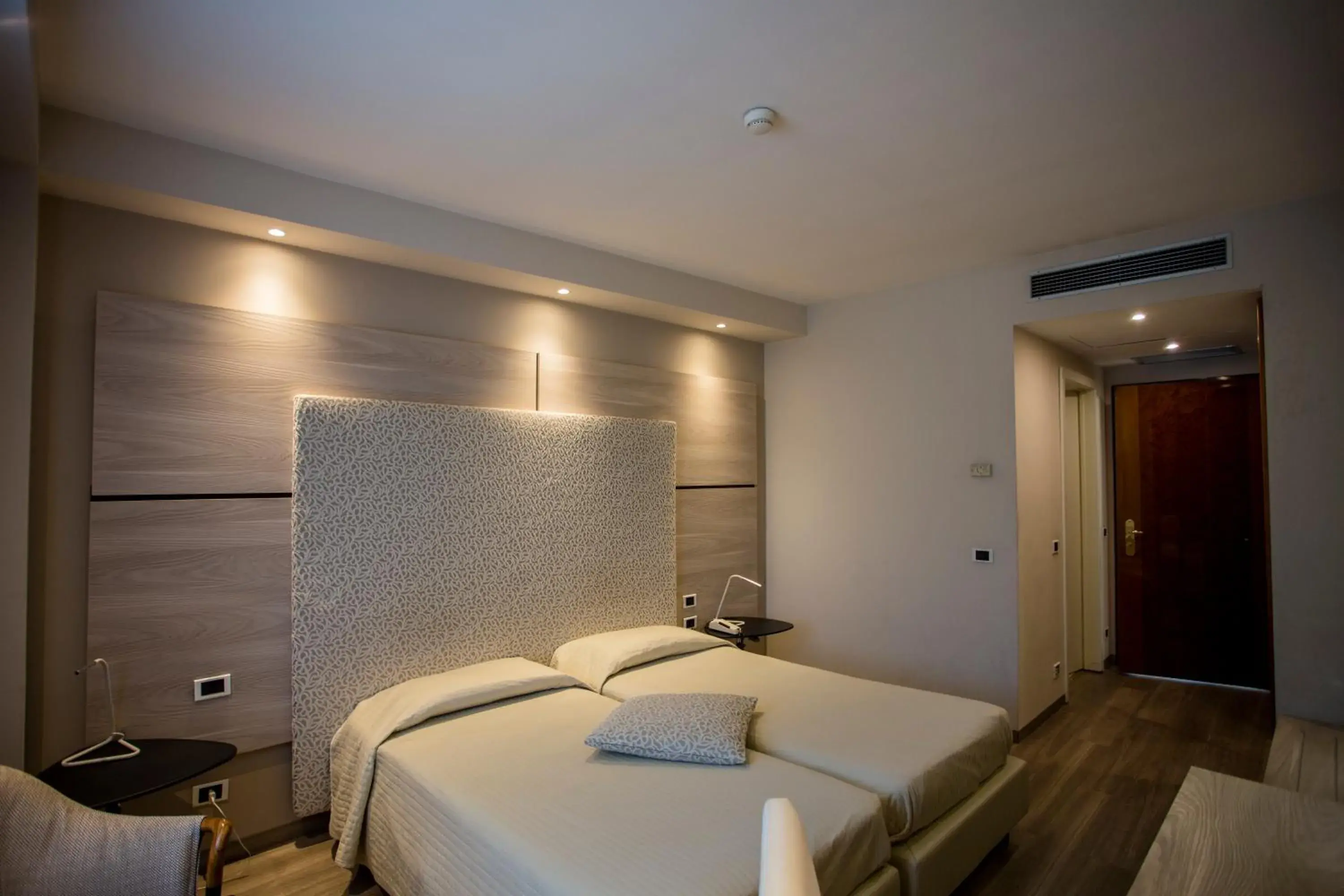 Twin Room in Hostellerie Du Cheval Blanc Twin Room in Hostellerie Du Cheval Blanc