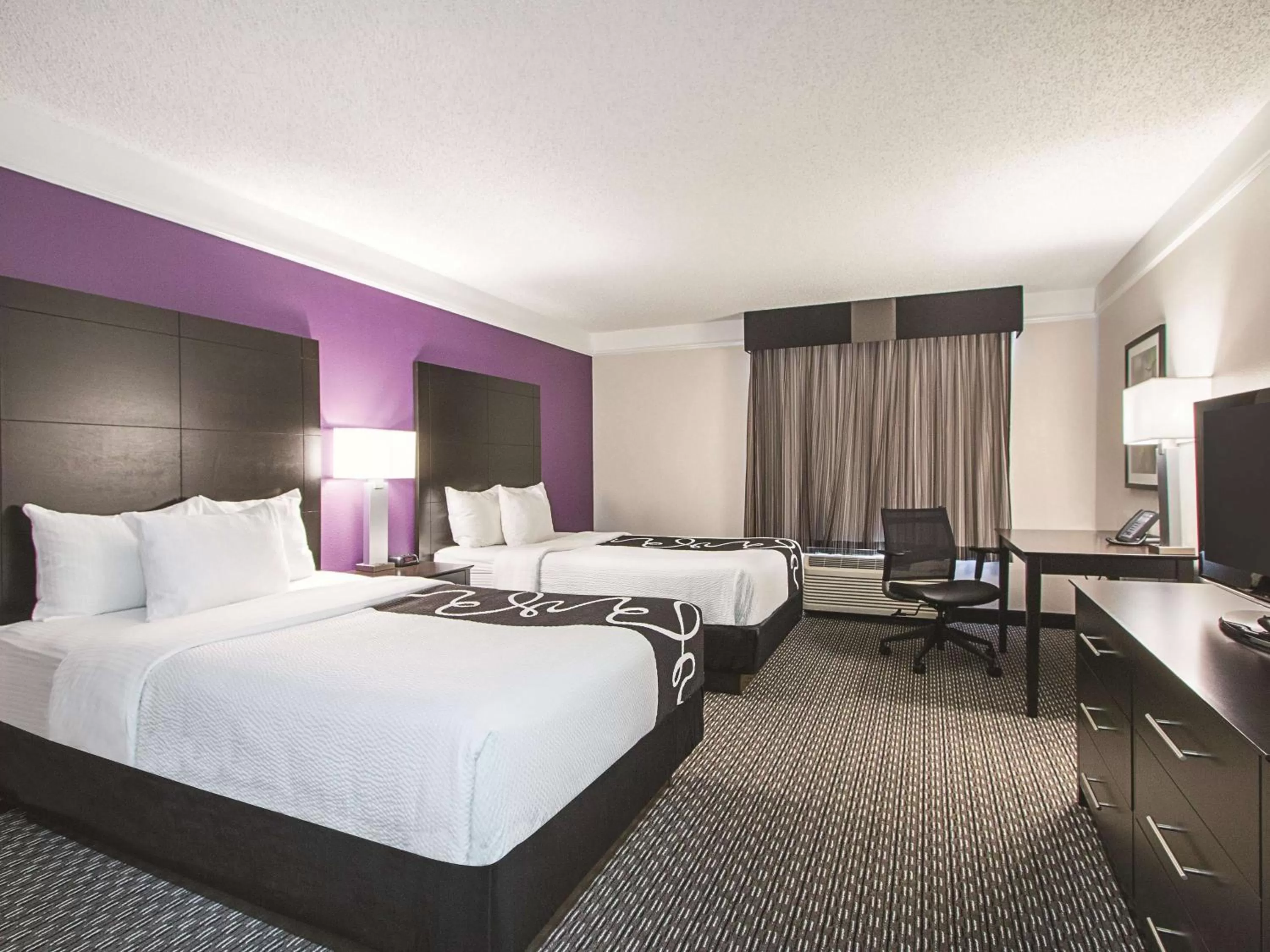 Photo of the whole room, Bed in La Quinta Inn by Wyndham Fresno Yosemite