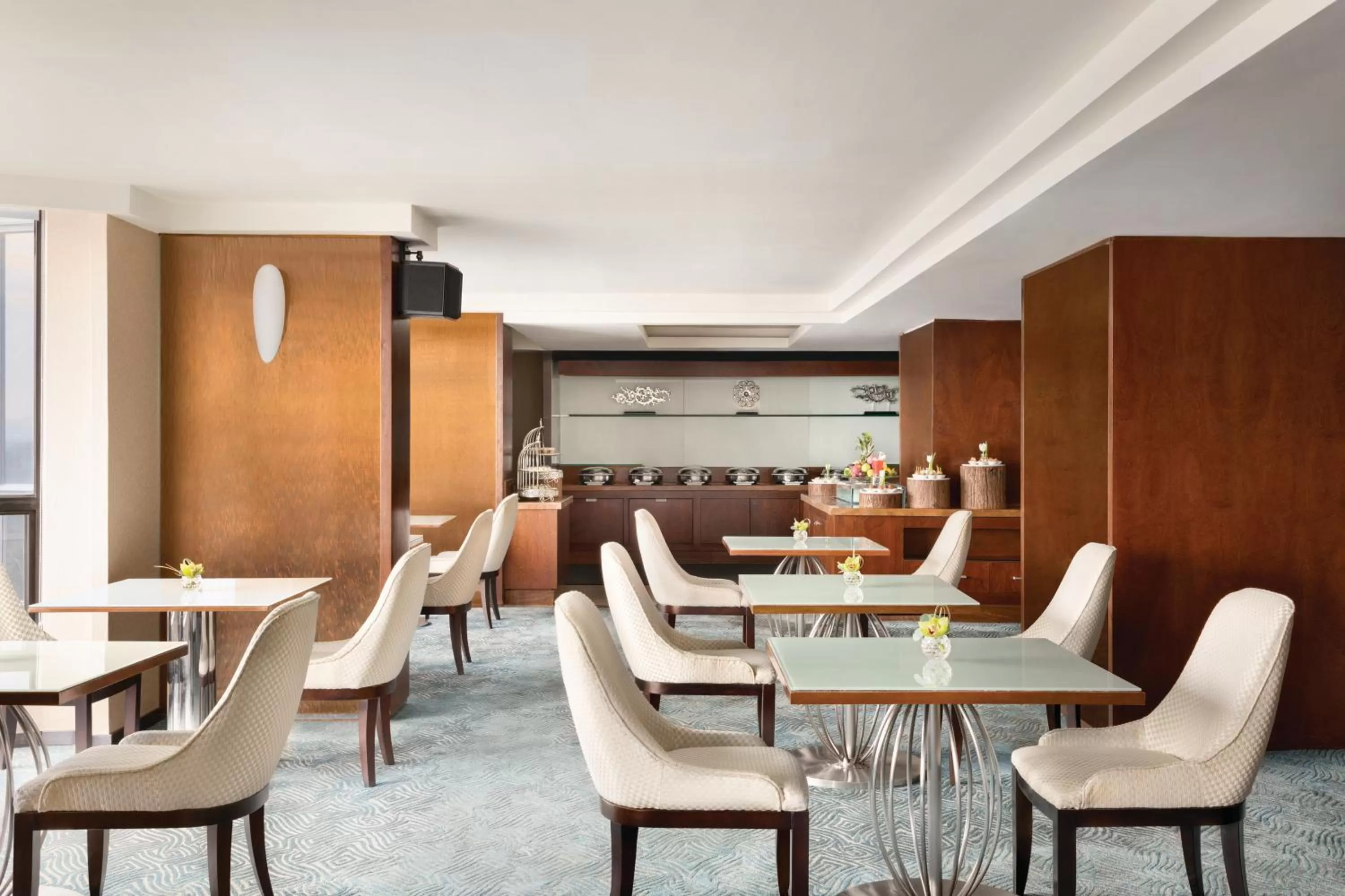 Lounge or bar in Shangri-La Shenzhen - Nearby Luohu Border, Outdoor Swimming Pool