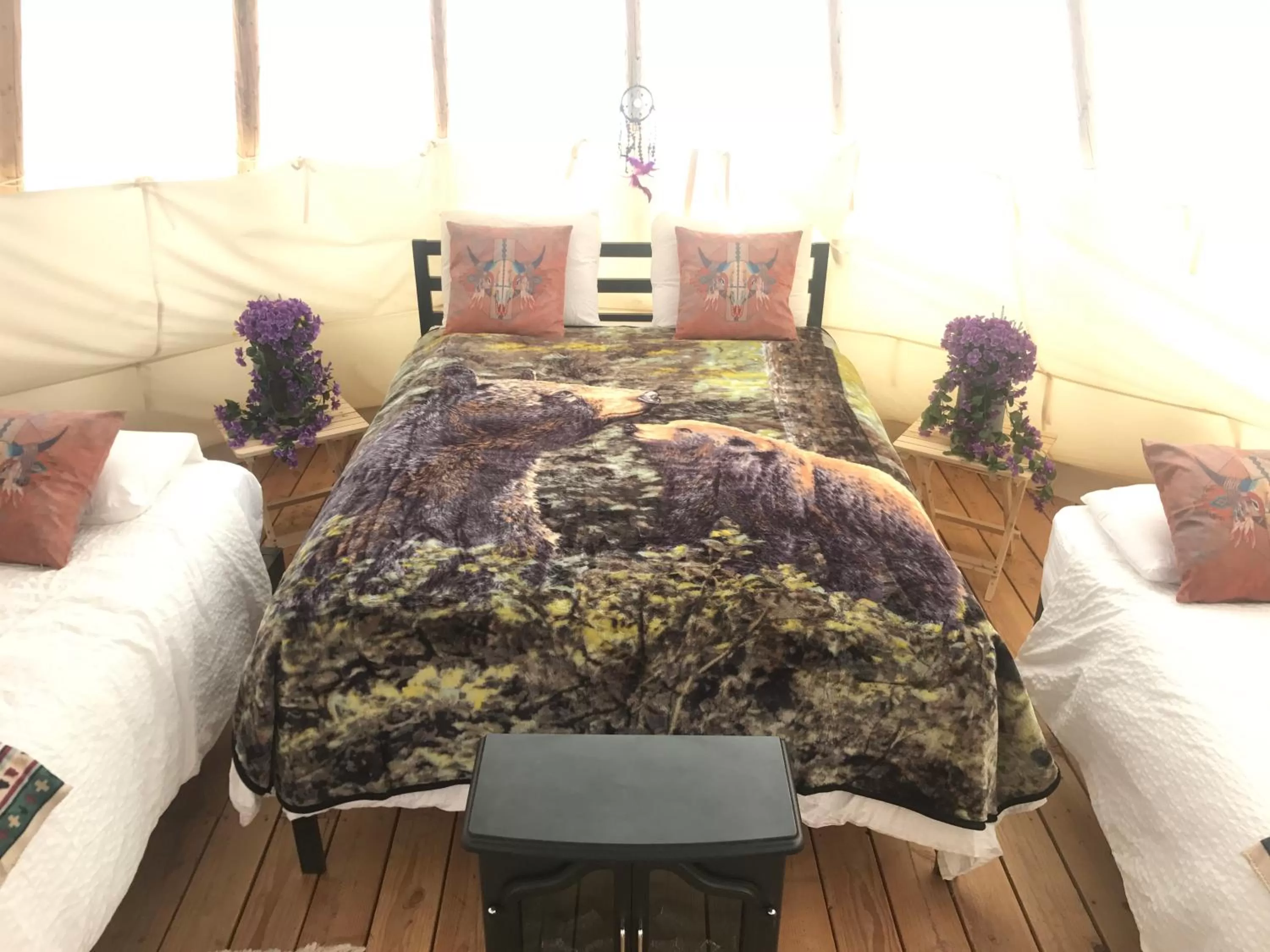 Bed in Olancha RV Park and Motel