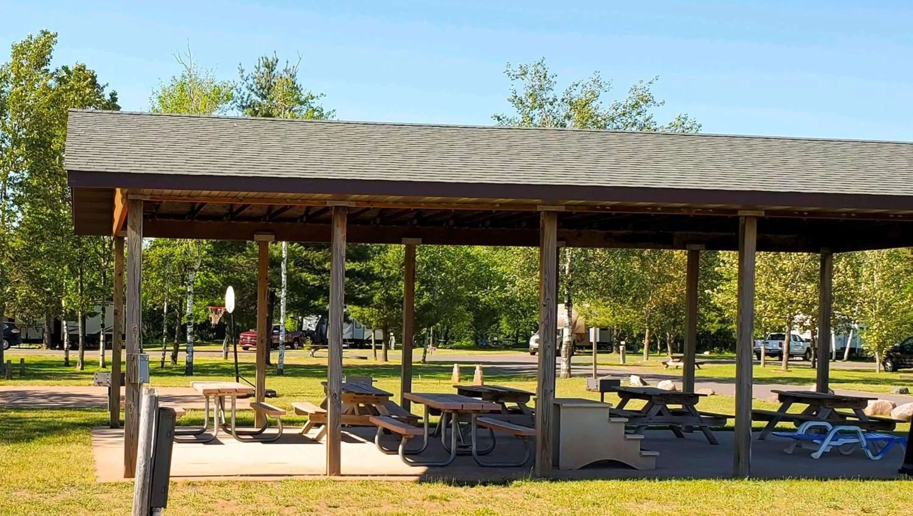 Property building in Jasper Ridge Inn Ishpeming