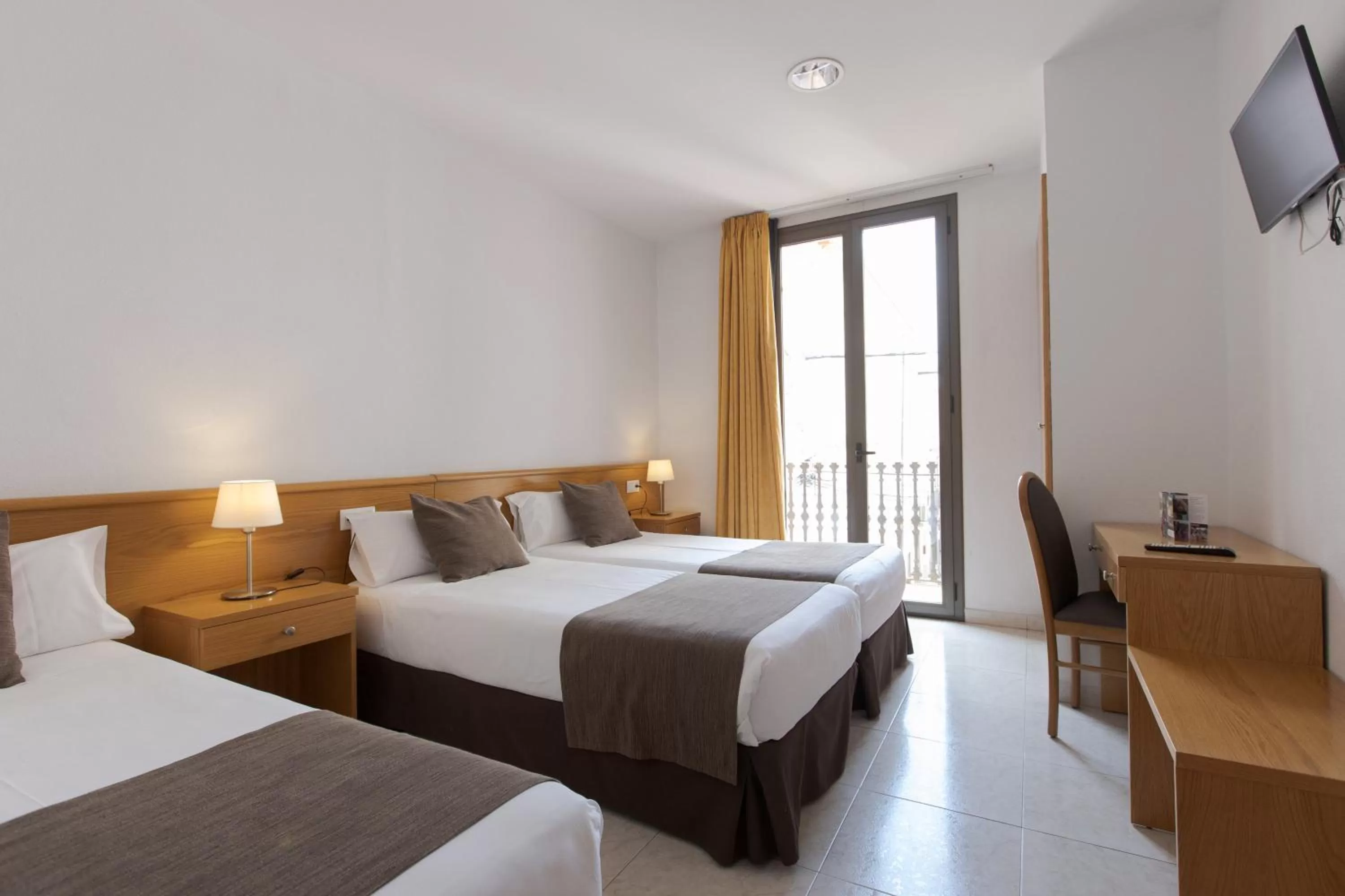 Photo of the whole room, Bed in Hotel Alta Garrotxa