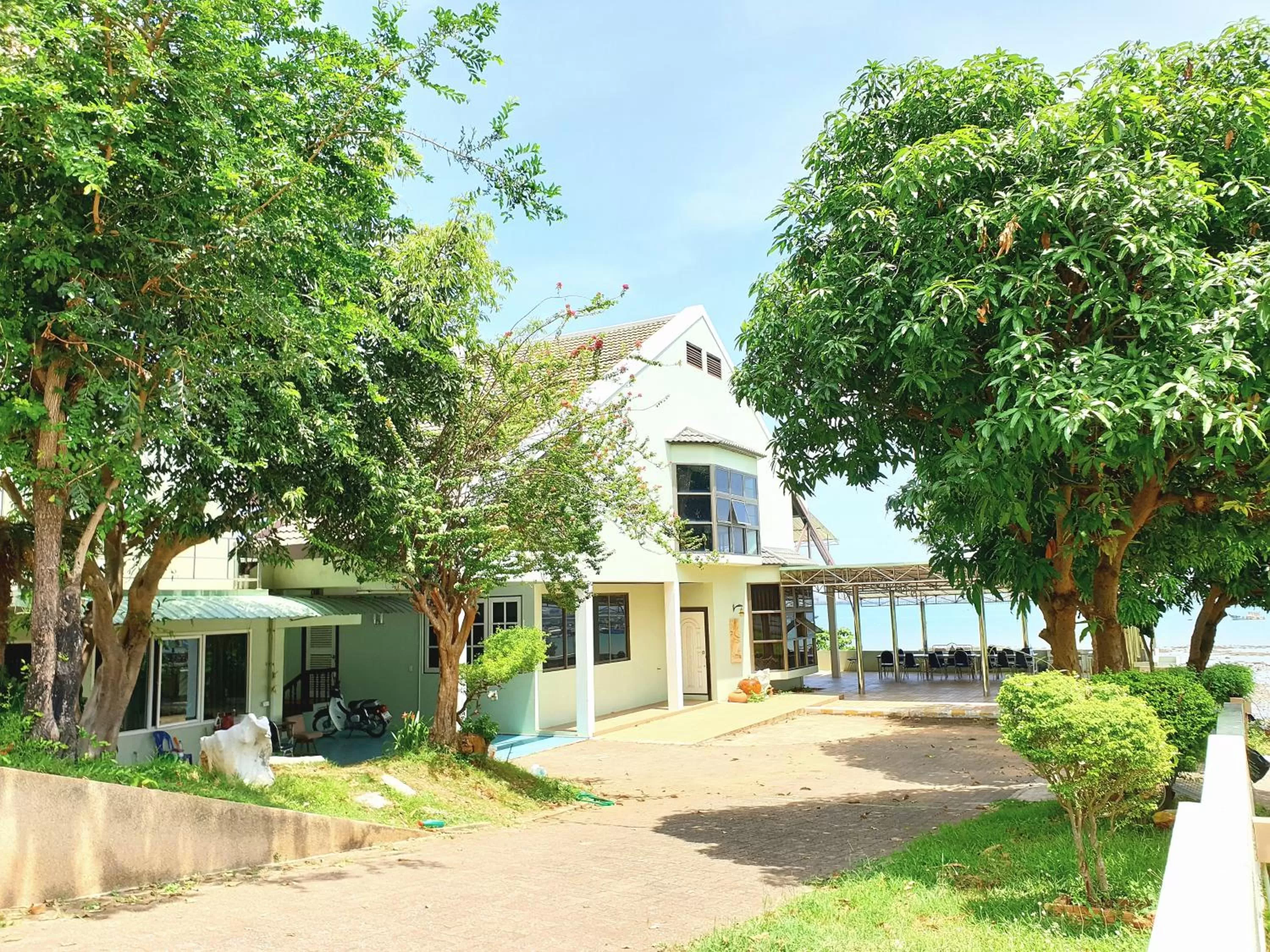 Property building in โรงแรม ชาโตว์วิสต้า