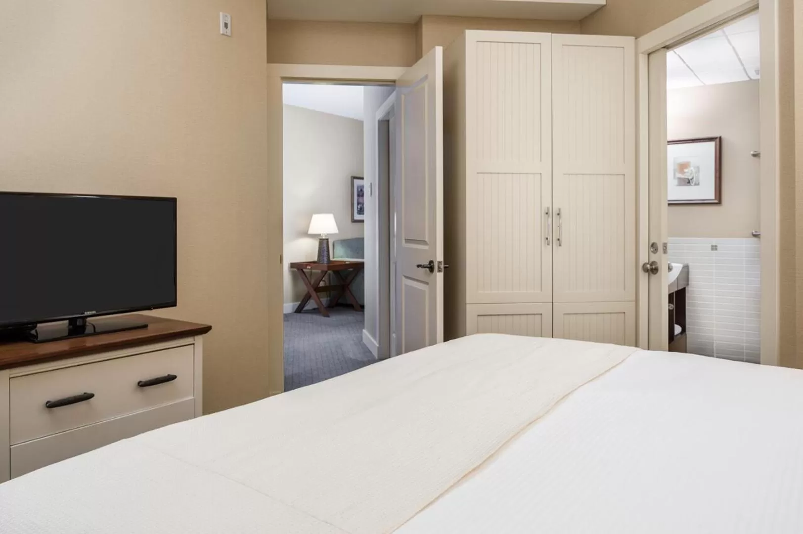 Bedroom, Bed in Summerland Waterfront Resort & Spa