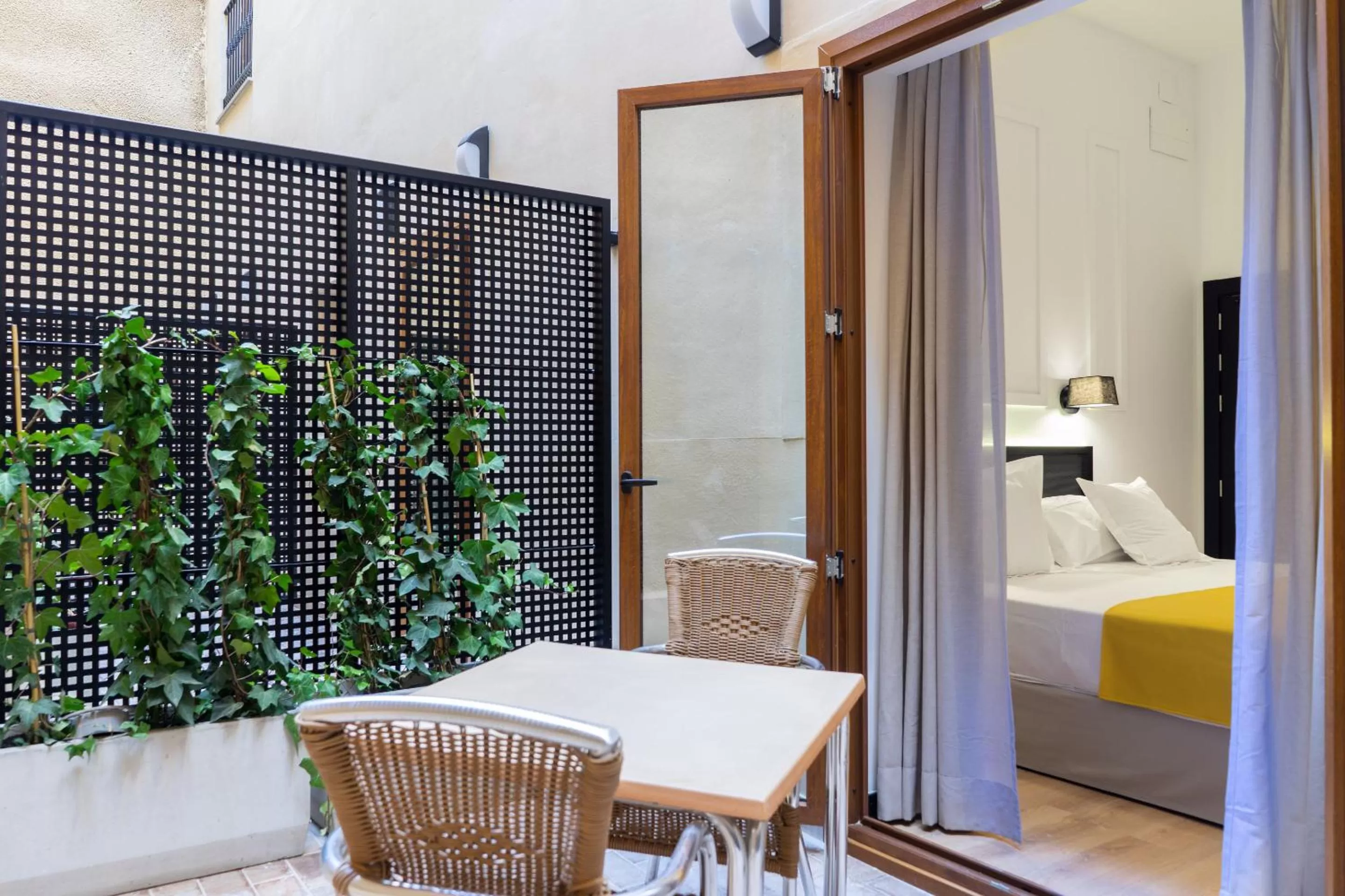 Patio, Bed in Hotel Boutique Puerta de las Granadas