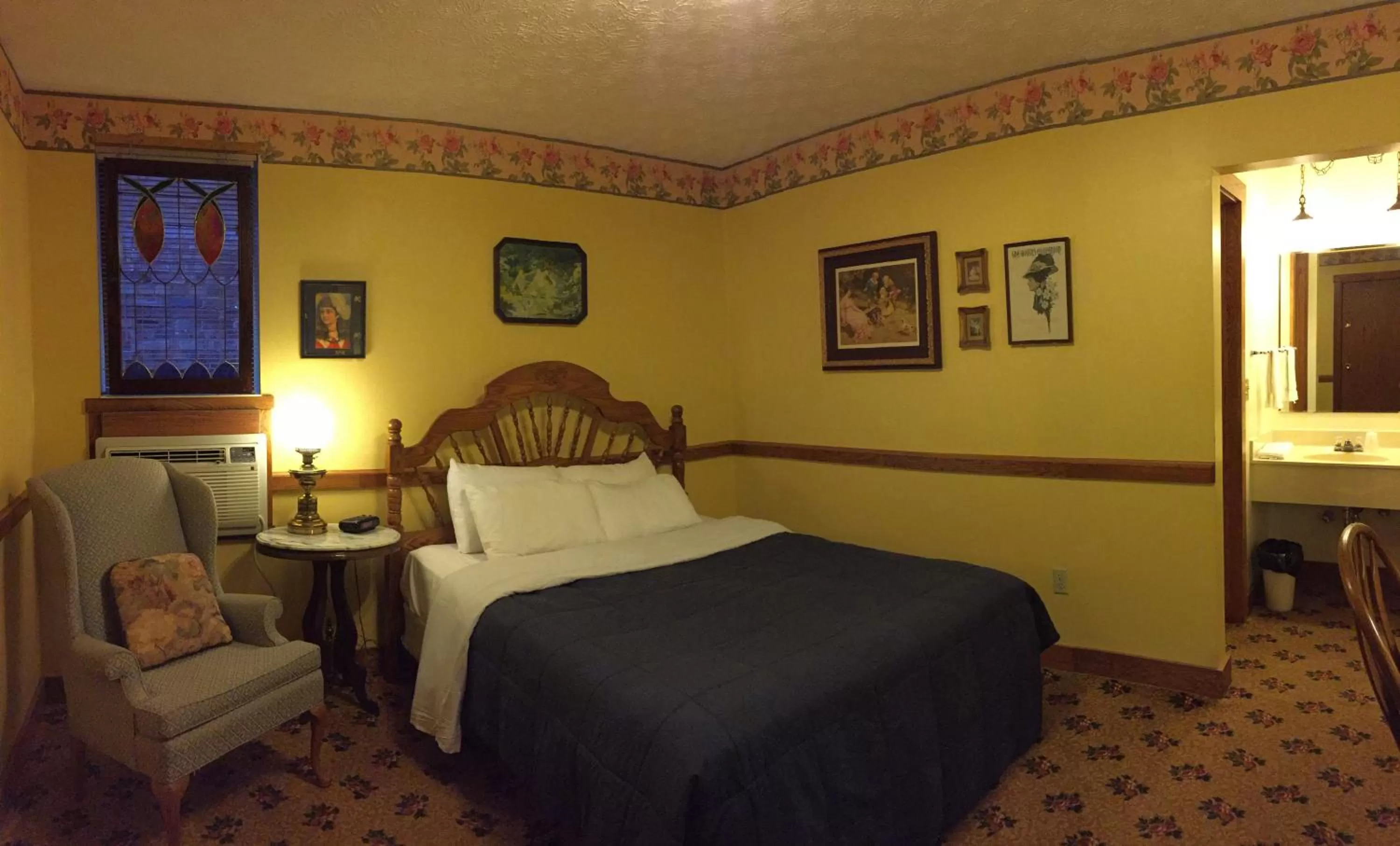 Photo of the whole room in Hotel Millersburg