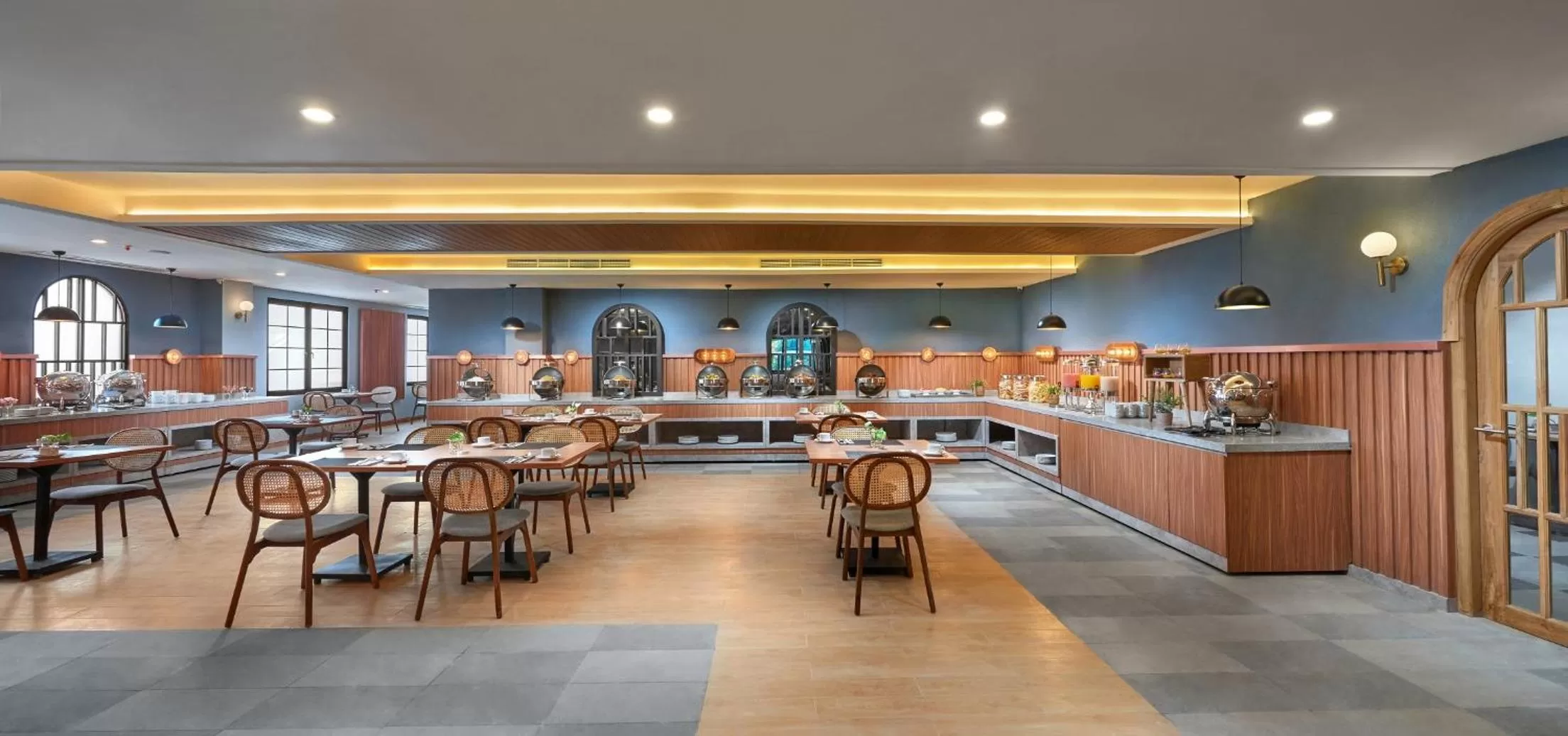 Restaurant/places to eat in Aston Inn Jemursari