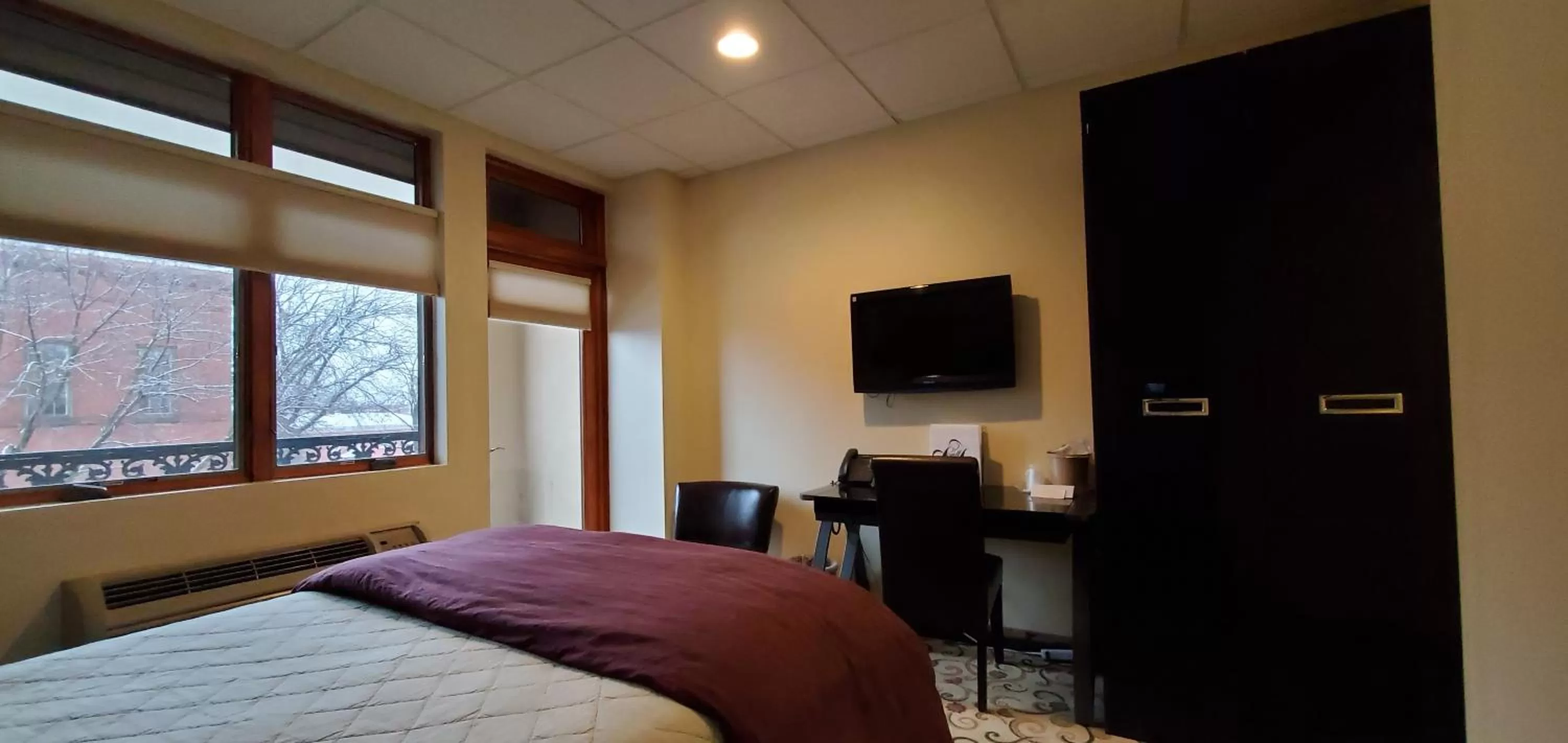 TV and multimedia, TV/Entertainment Center in Lowell Inn