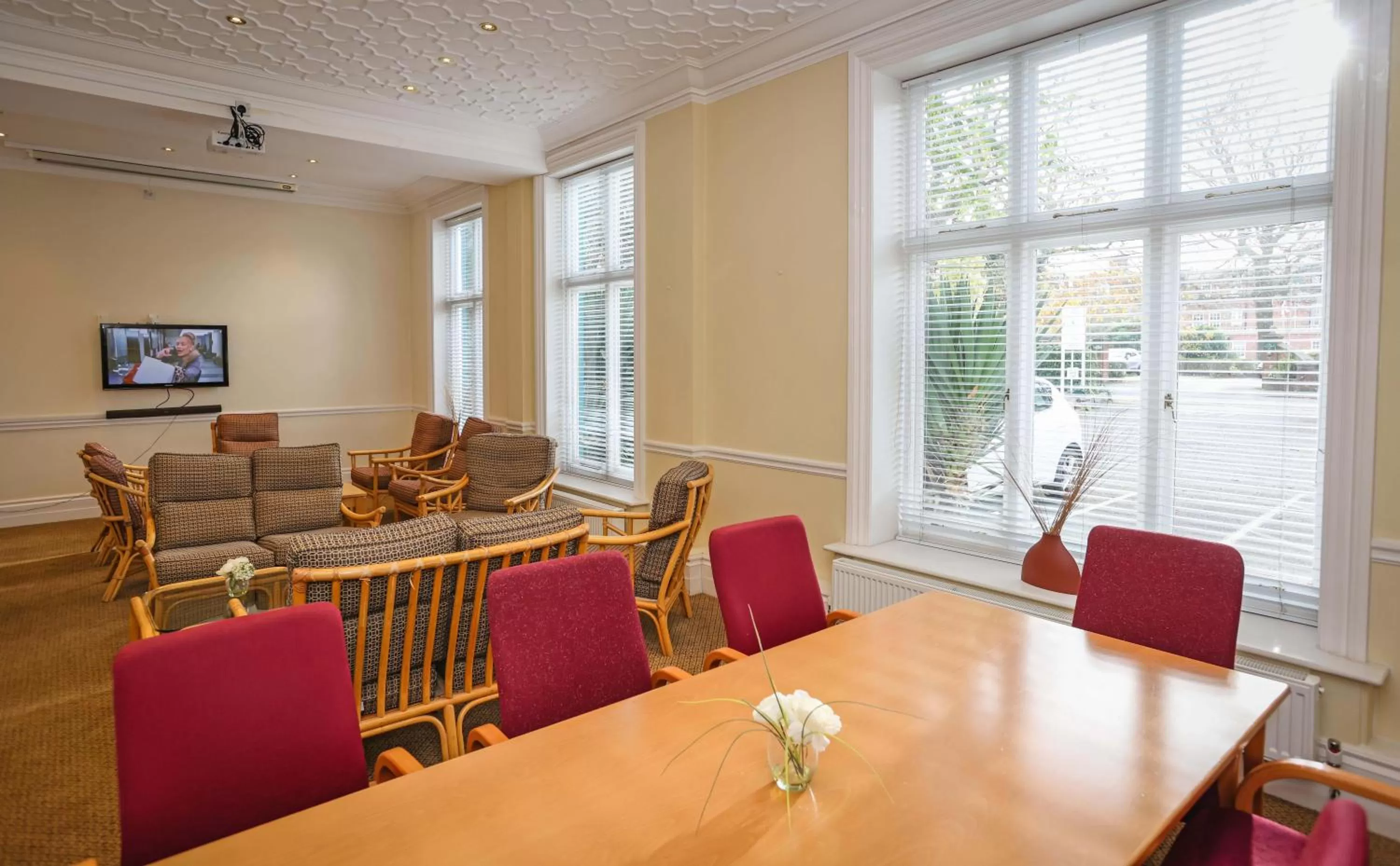 Lounge or bar in The Grove Hotel