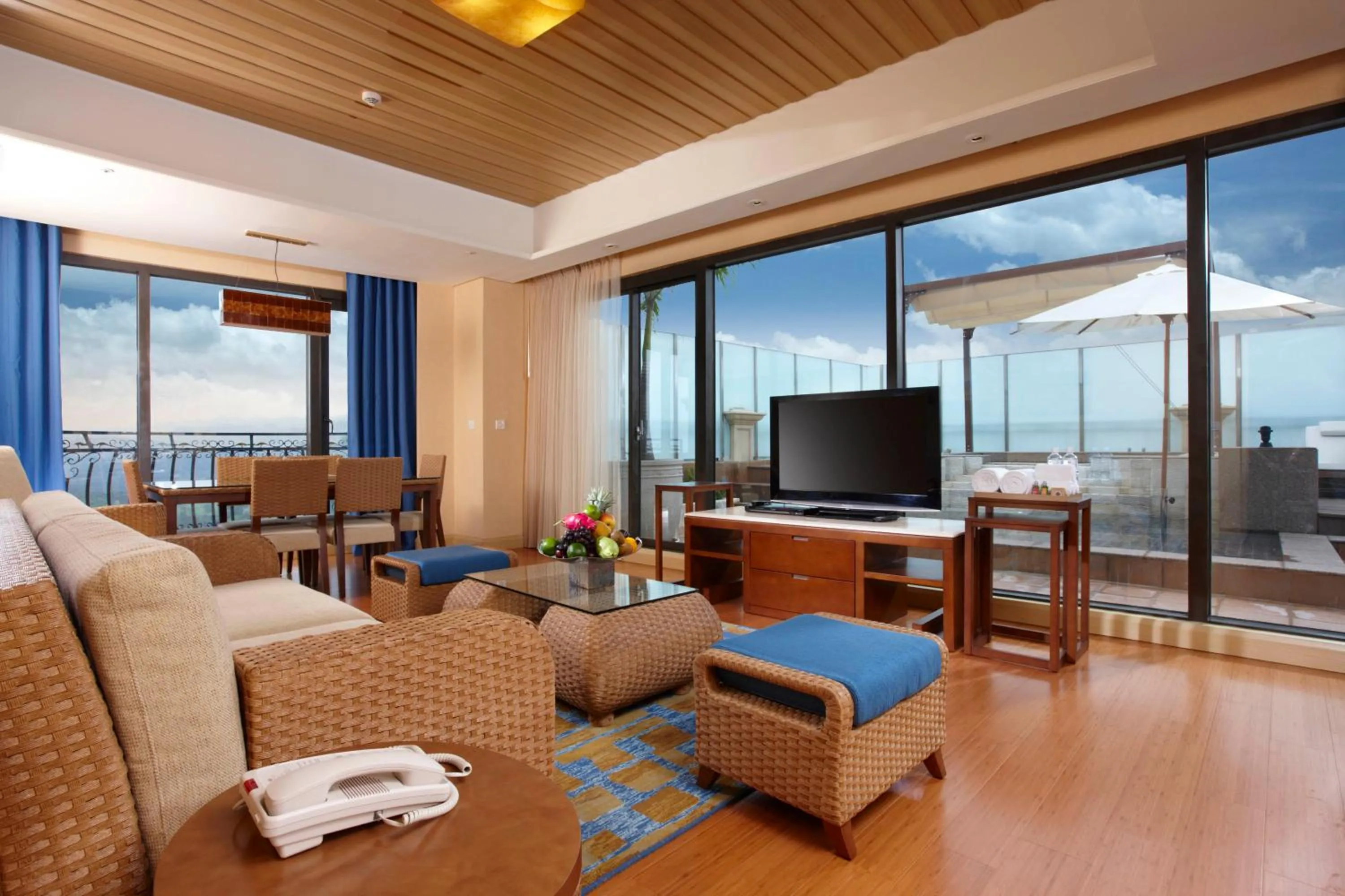 Living room in E-DA Royal Hotel