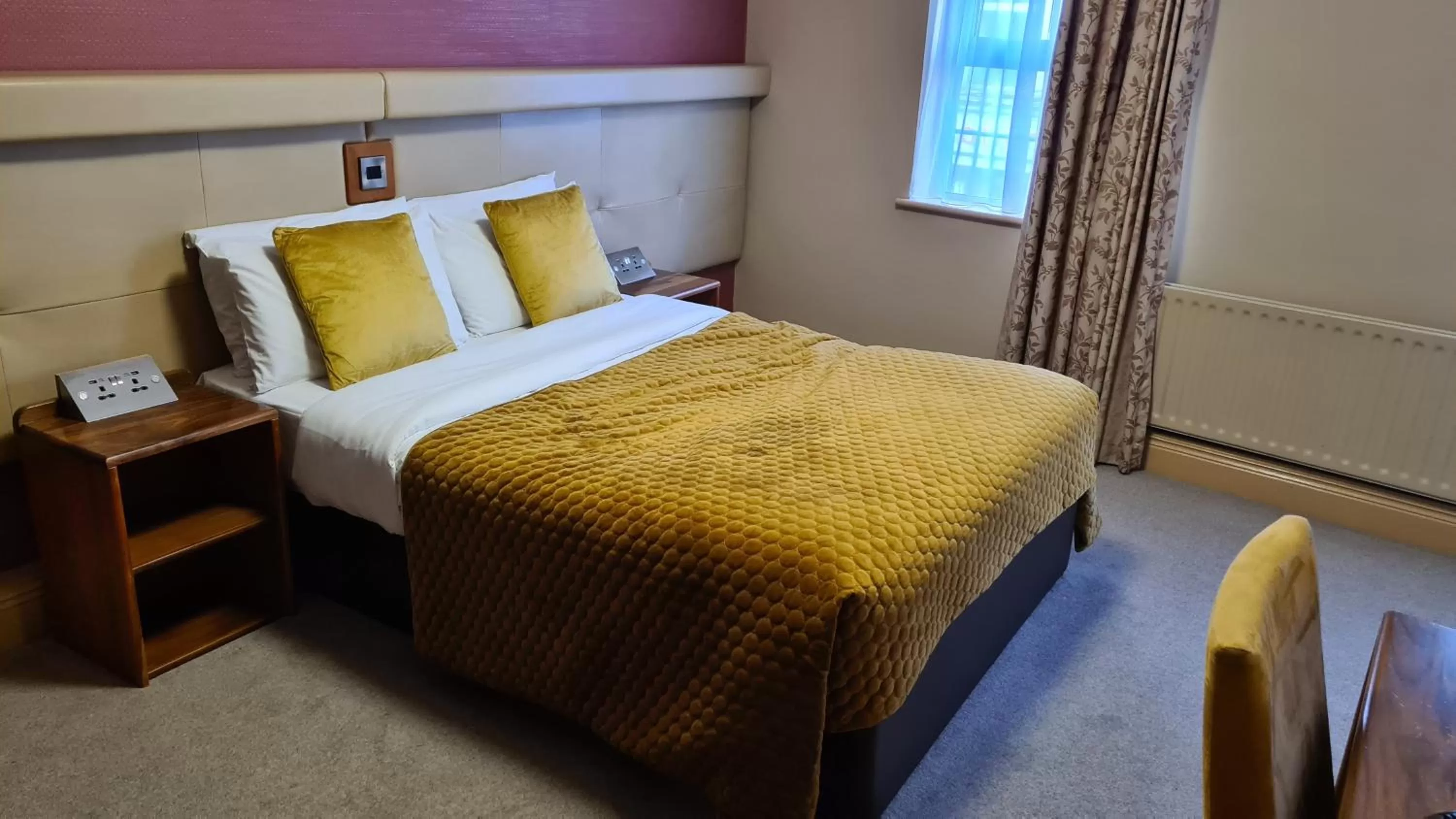 Bedroom, Bed in The Farnham Arms Hotel