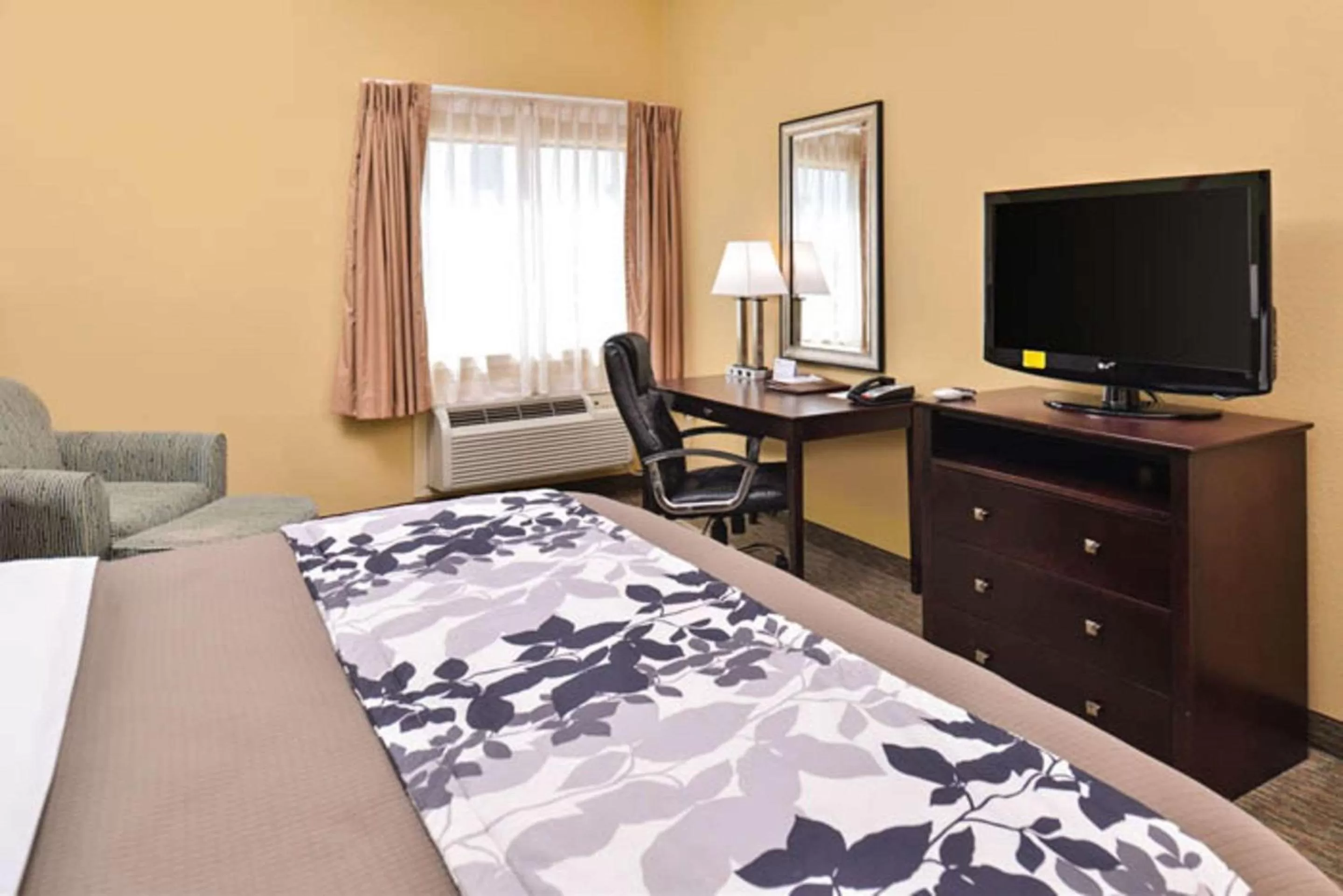 Photo of the whole room, Bed in Sleep Inn and Suites Downtown Houston