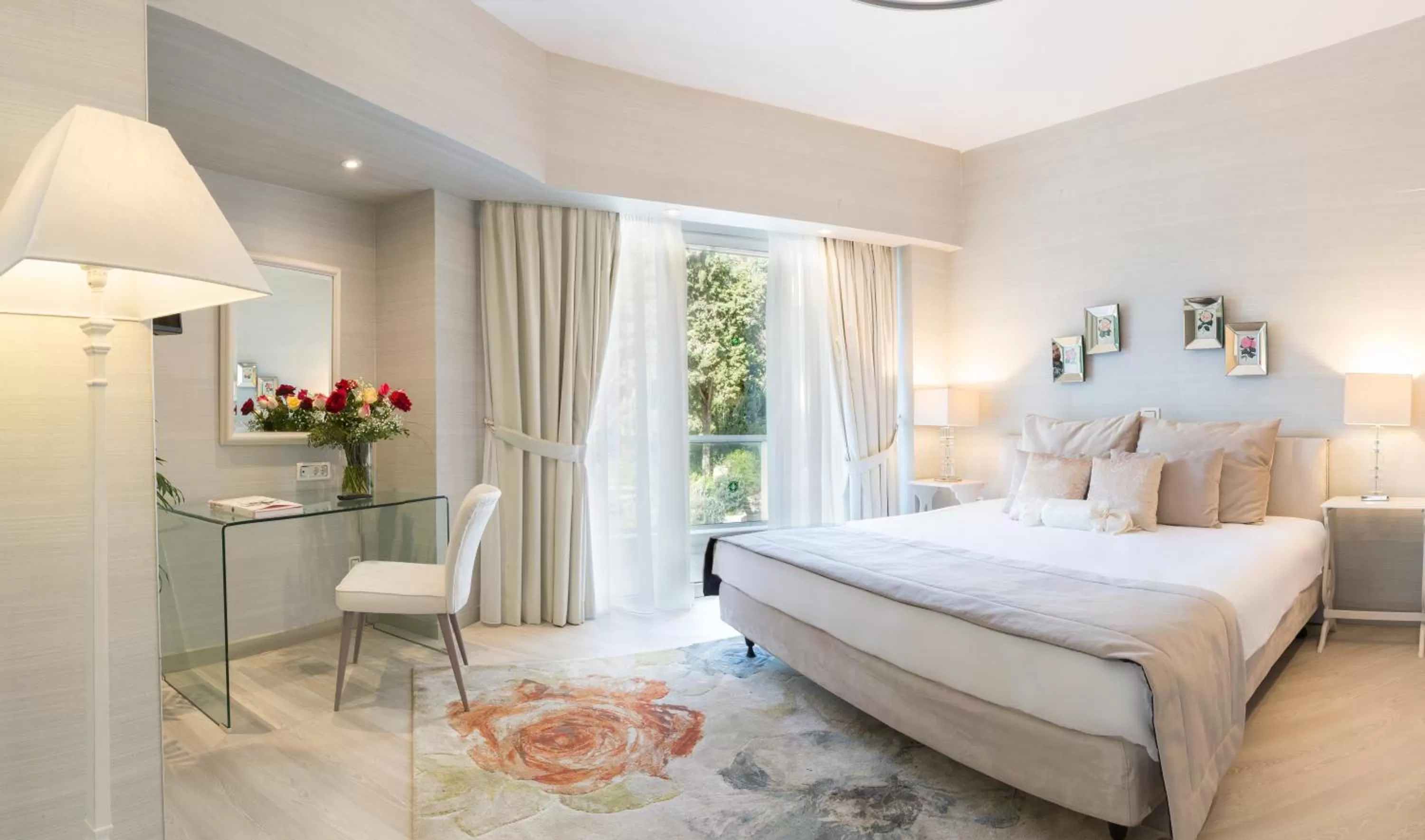 Bed in St George Lycabettus Lifestyle Hotel