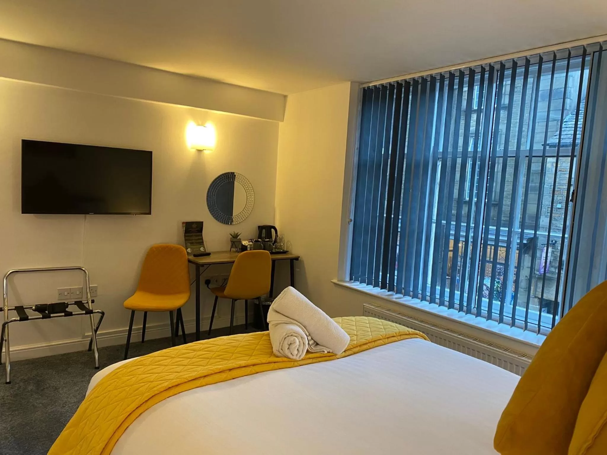 Photo of the whole room, Bed in Crows Hotel