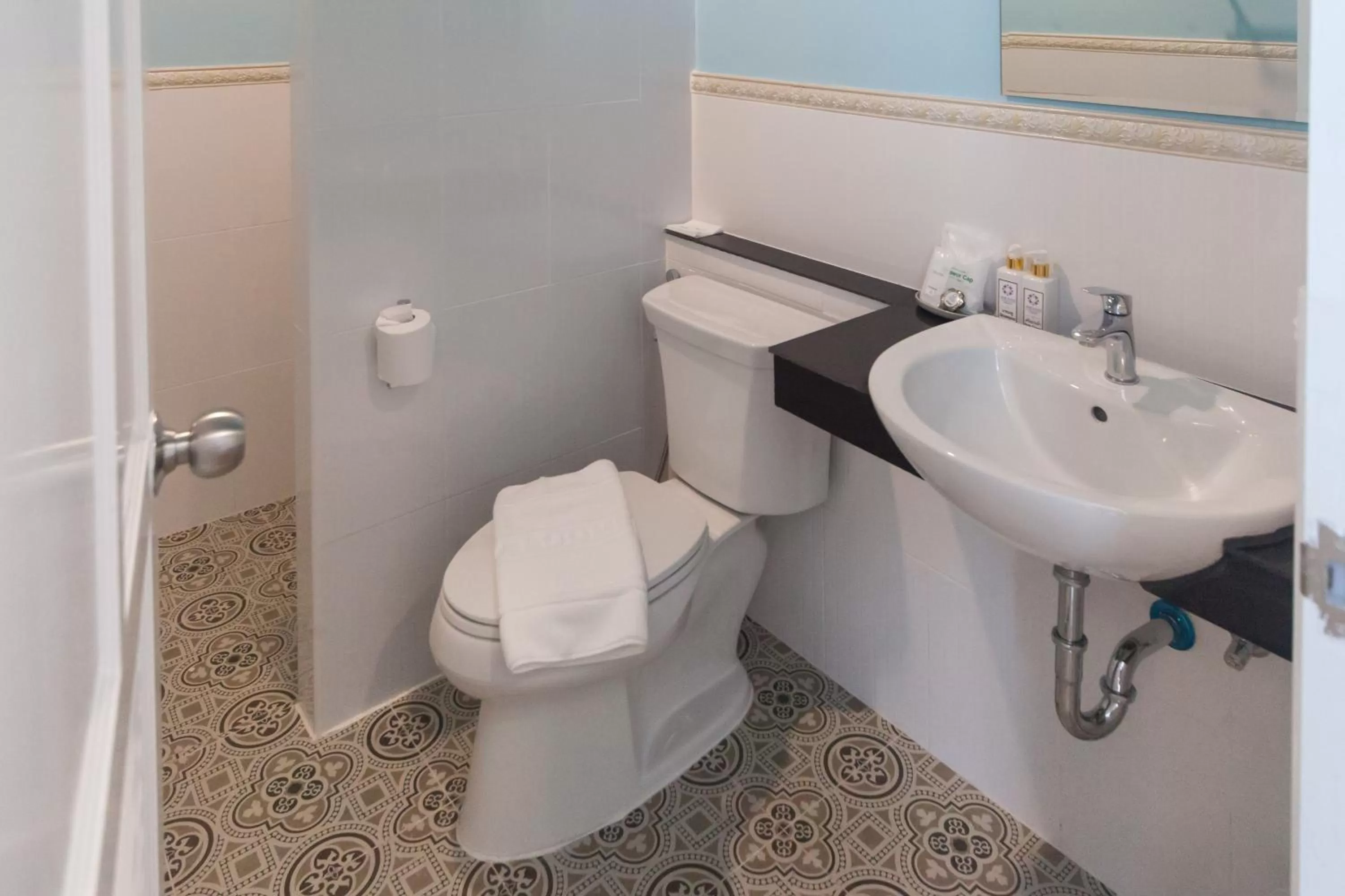 Bathroom in Anchan Laguna Hotel โรงแรมอัญชันลากูน่า