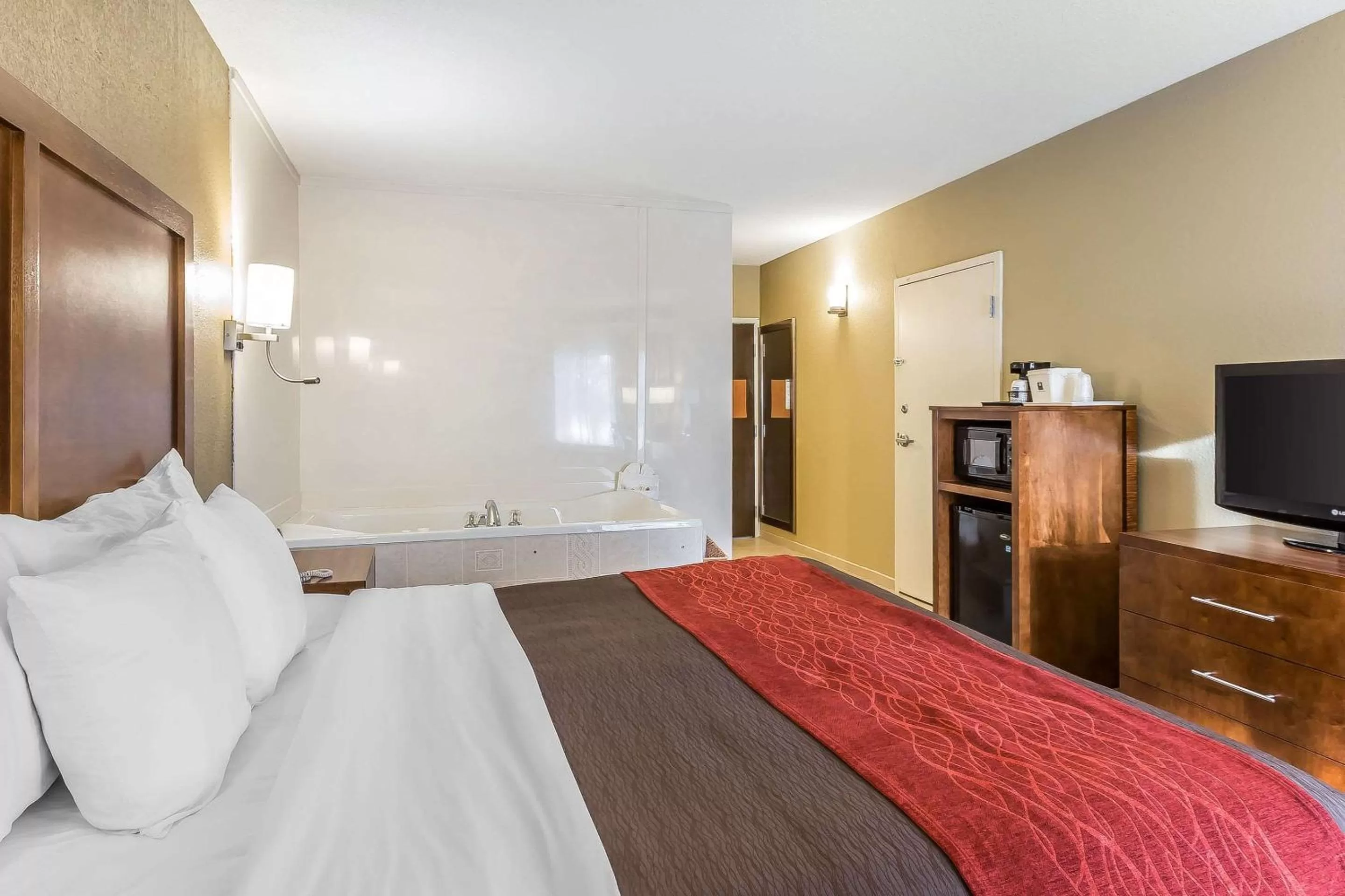 Photo of the whole room, Bed in Comfort Inn & Suites Dalton West