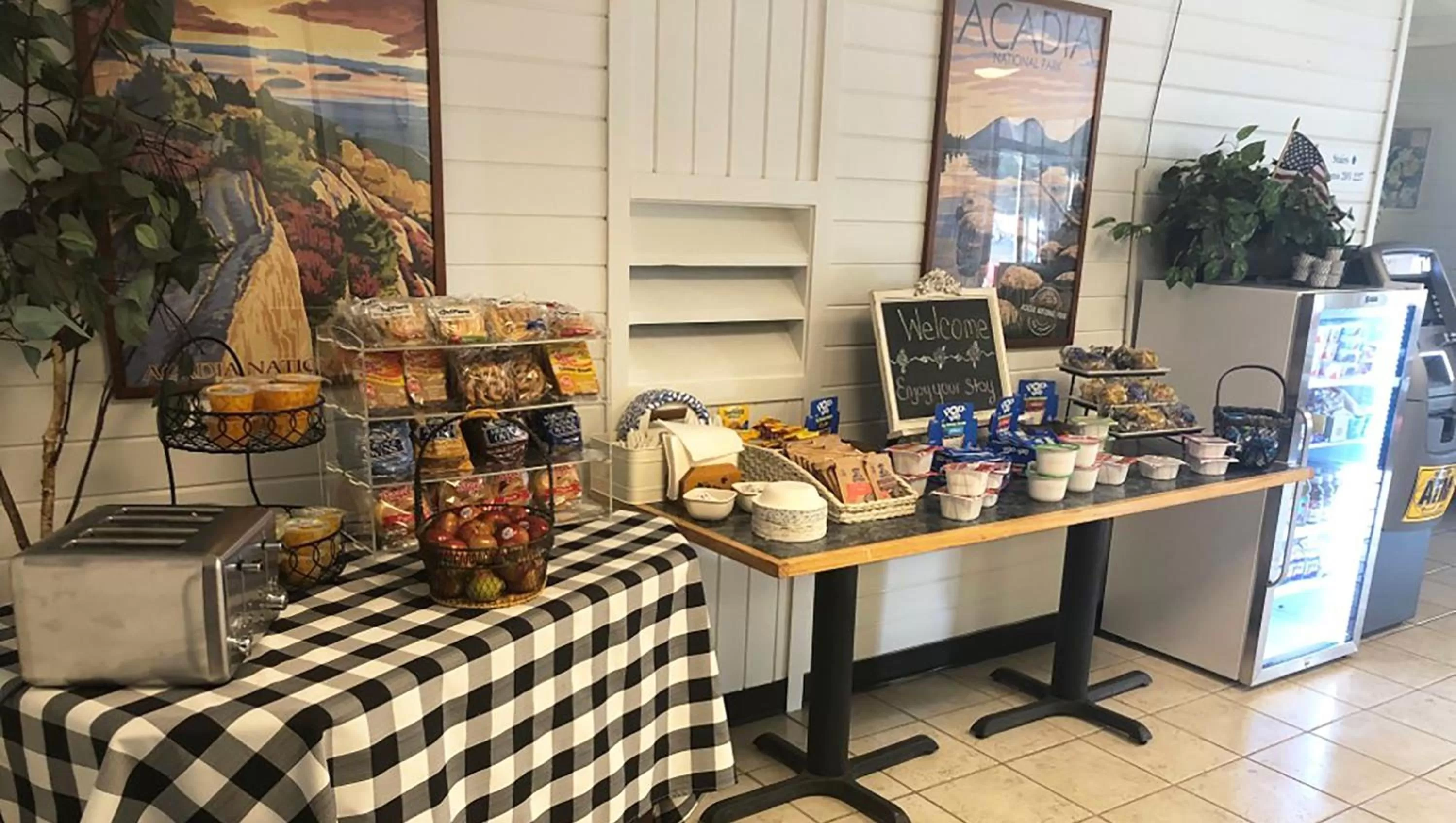 Breakfast in Colonial Inn Ellsworth