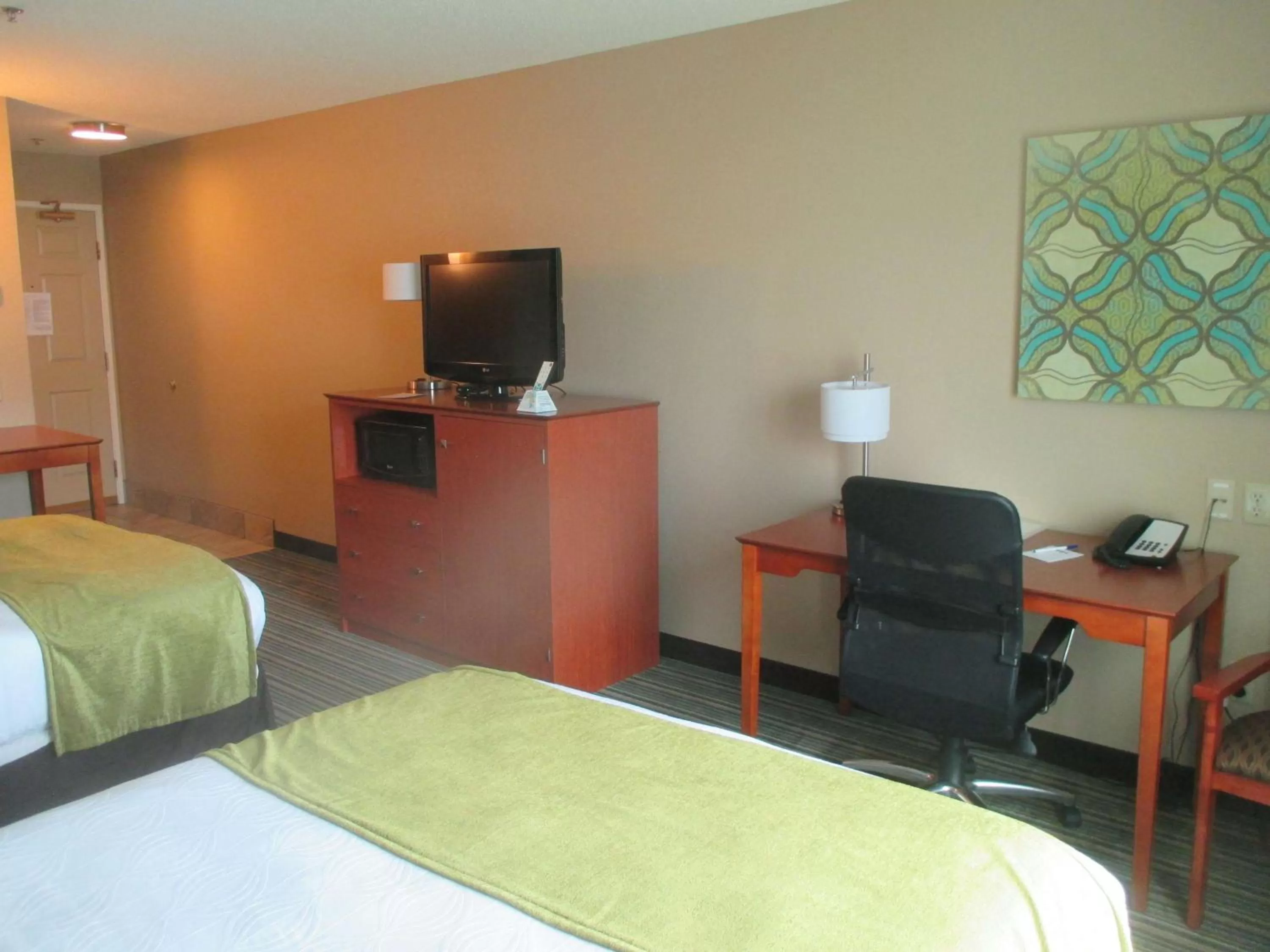 Photo of the whole room, Bed in BEST WESTERN Plus Menomonie Inn & Suites