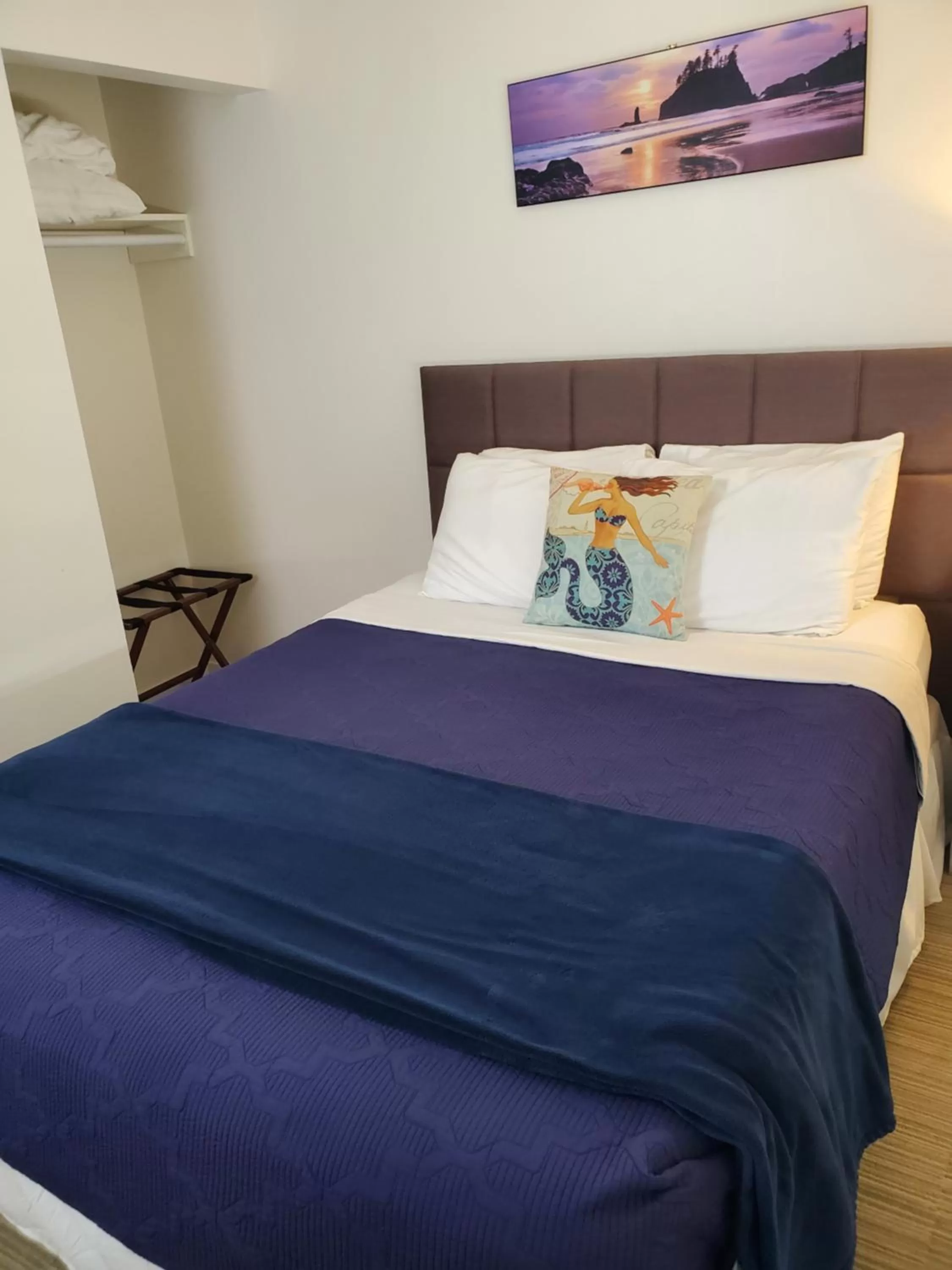 Bed in Moonstone Beach Motel