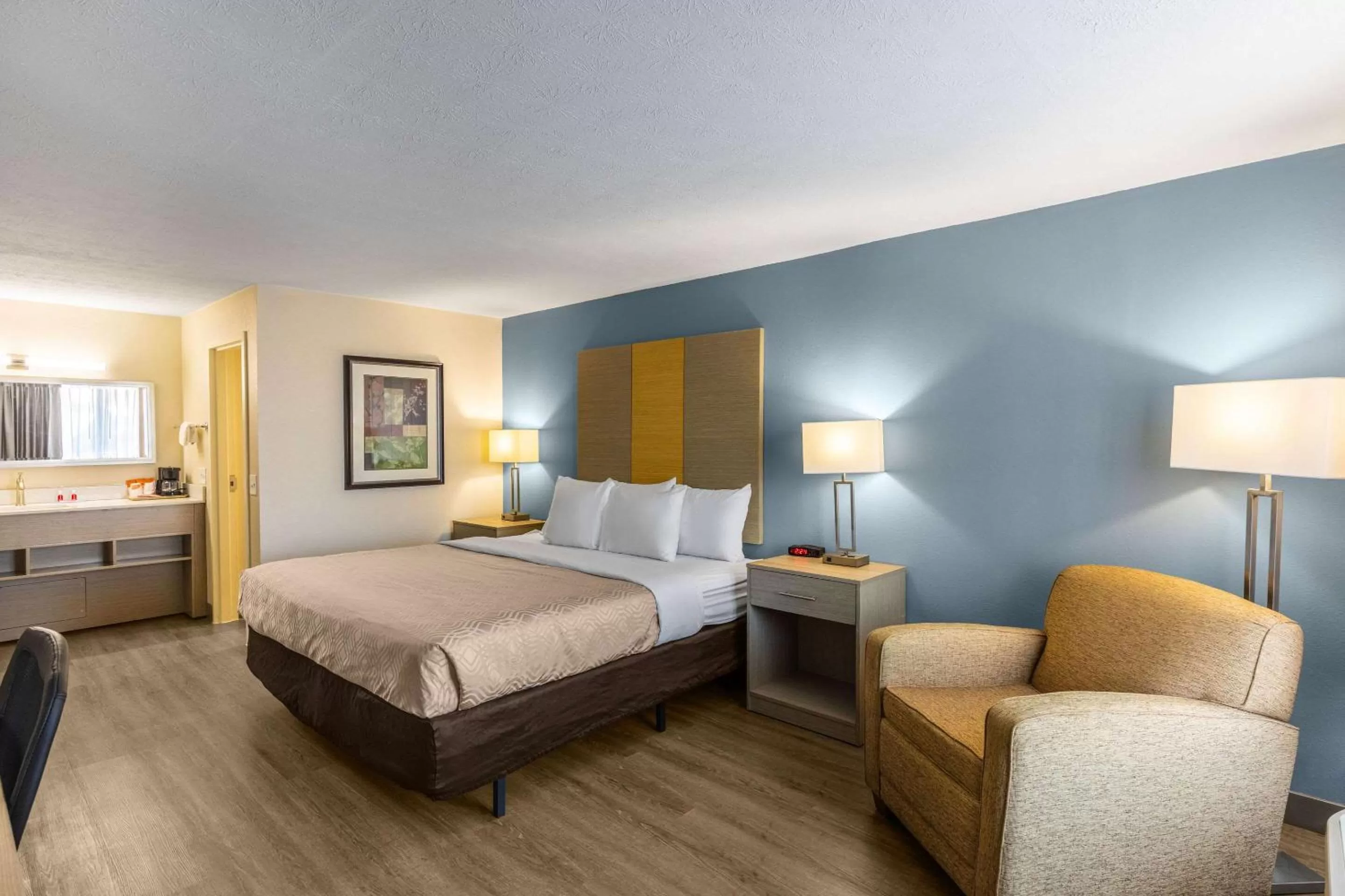 Photo of the whole room, Bed in Econo Lodge Middlesboro