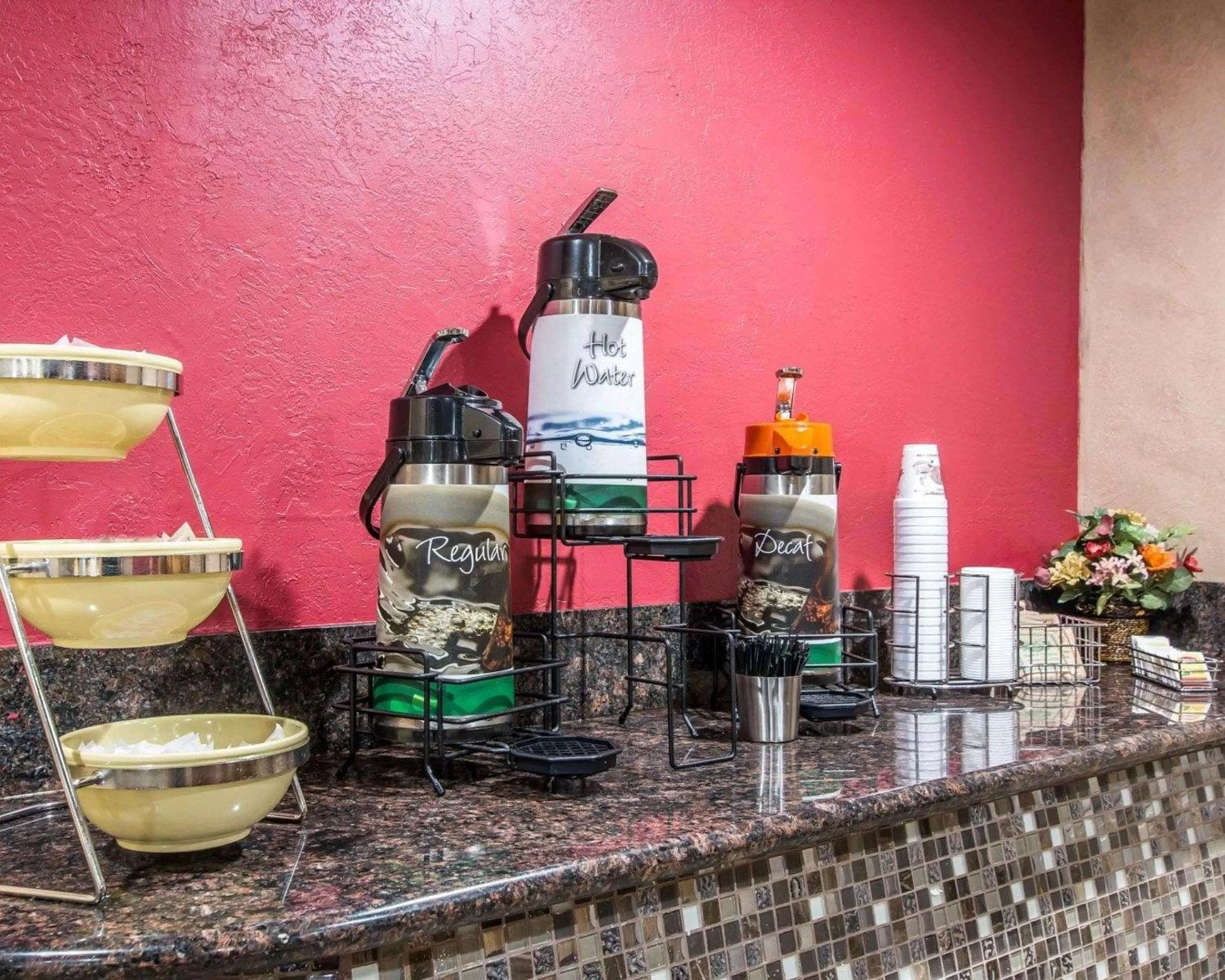 Restaurant/places to eat in Hotel Baja San Diego