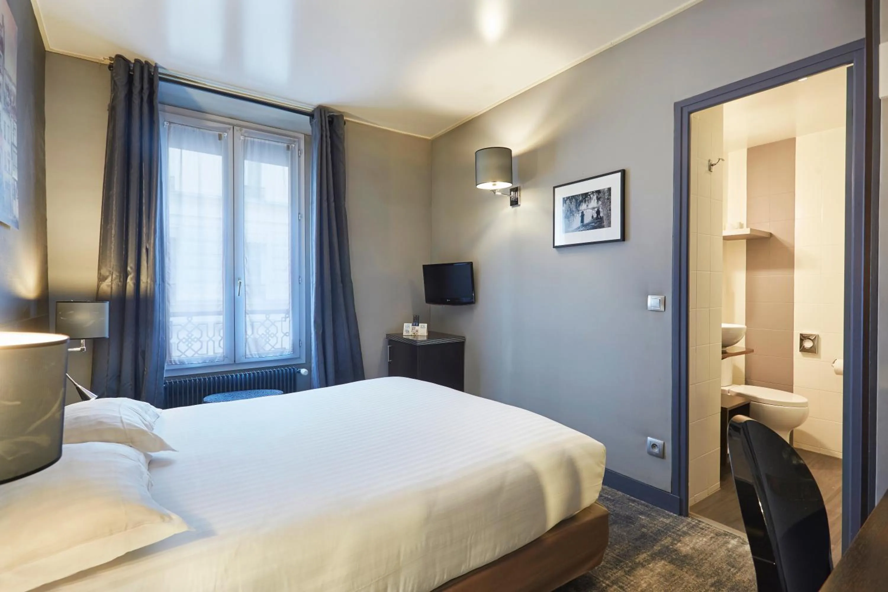 Bedroom, Bed in Logis hôtel Jardin de Villiers