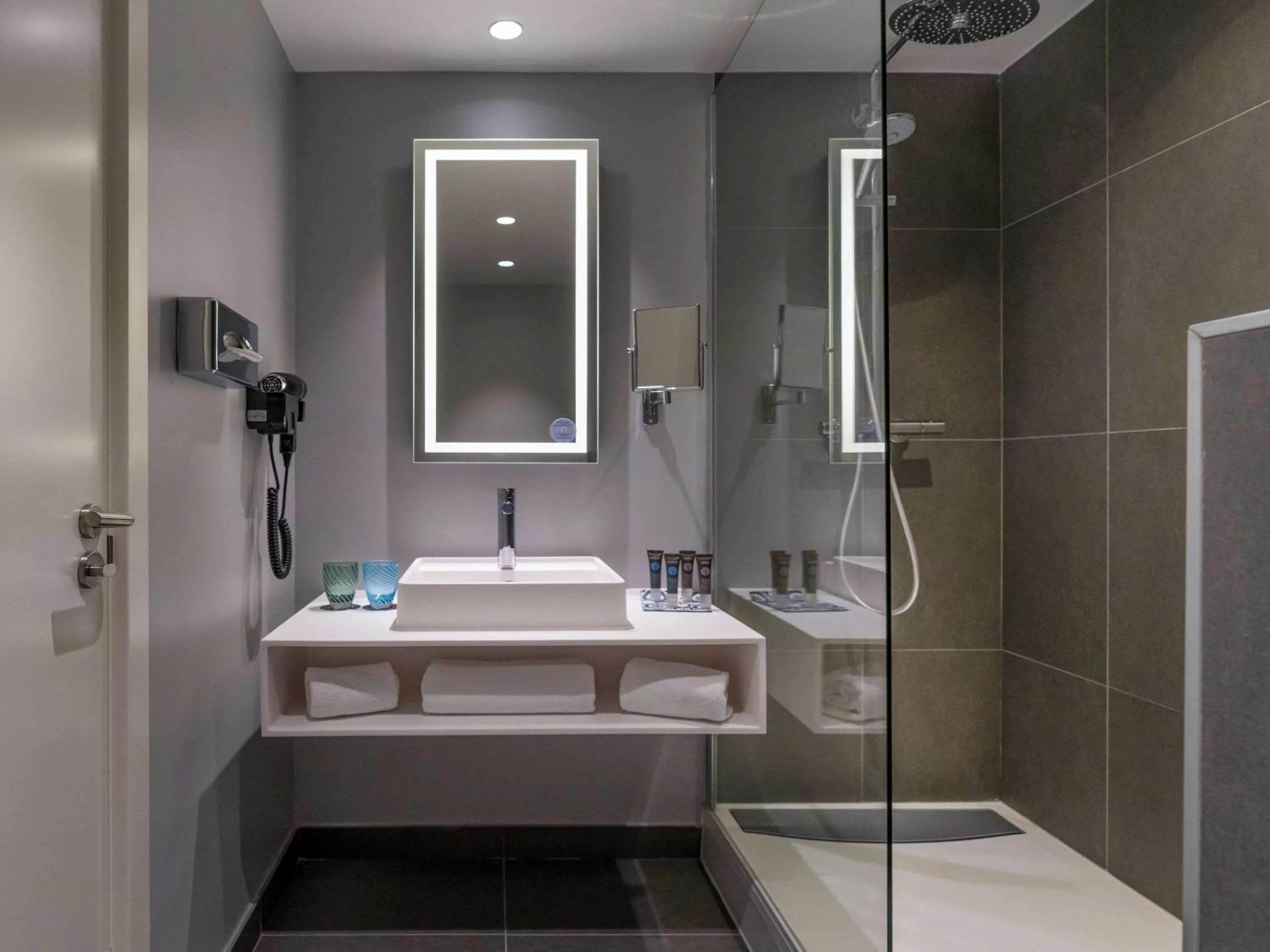 Toilet in Novotel Madrid City Las Ventas