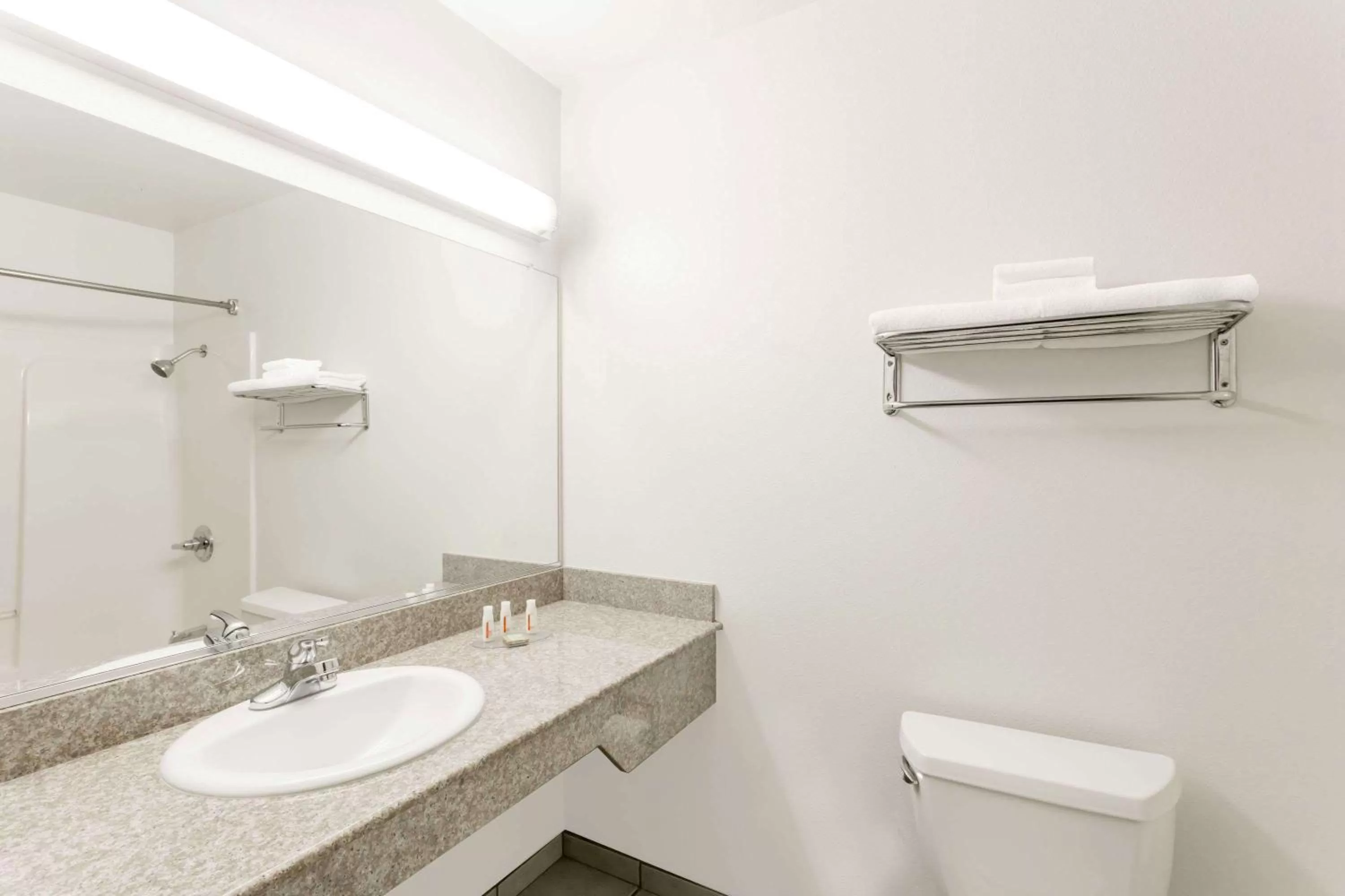 Bathroom in Super 8 by Wyndham Cloverdale Wine Country