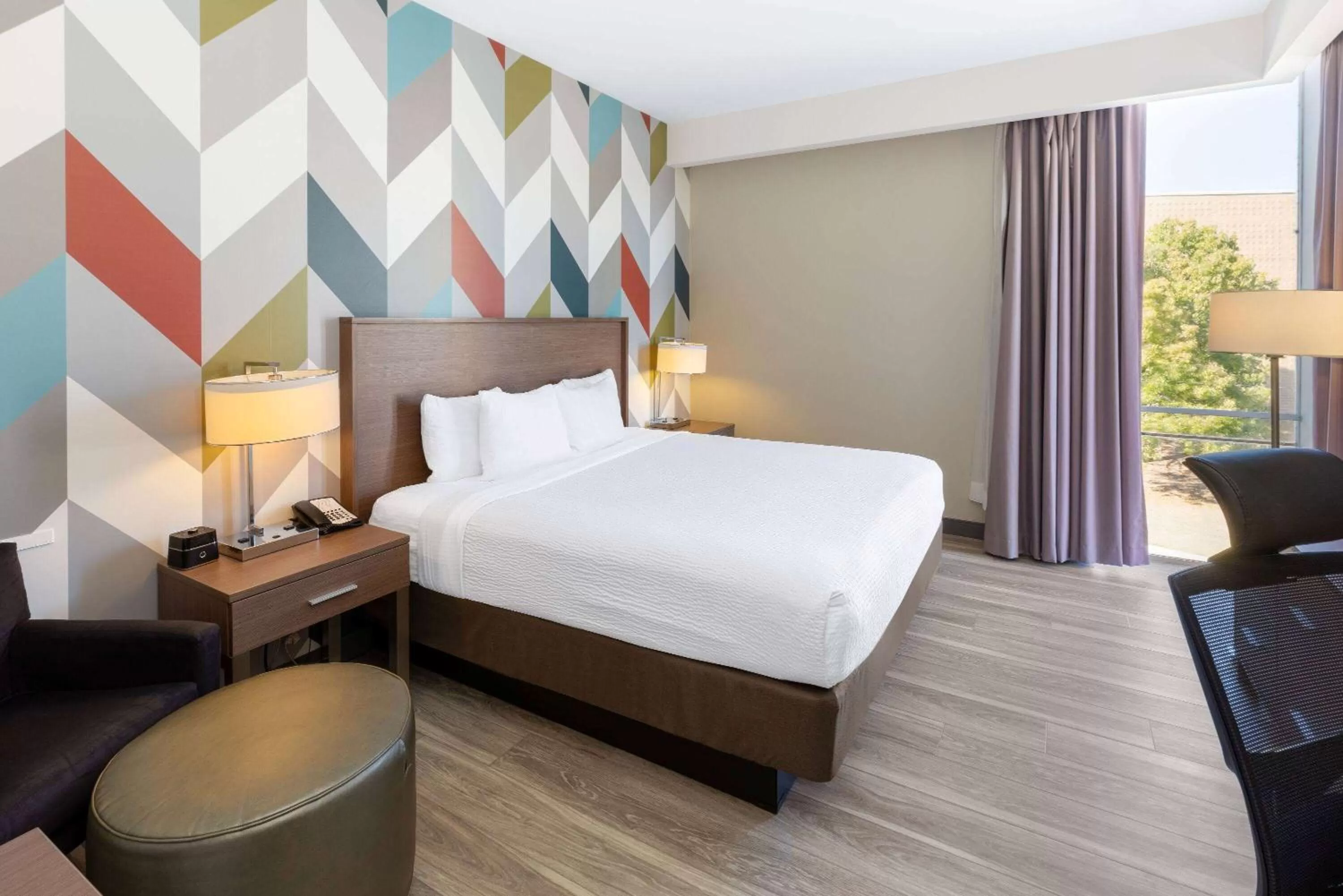 Photo of the whole room, Bed in La Quinta Inn & Suites by Wyndham Tulsa Downtown - Route 66