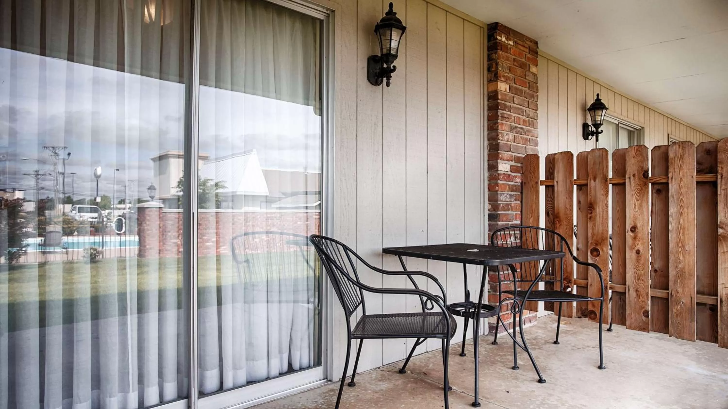 King Suite with Pool View in Best Western Coach House